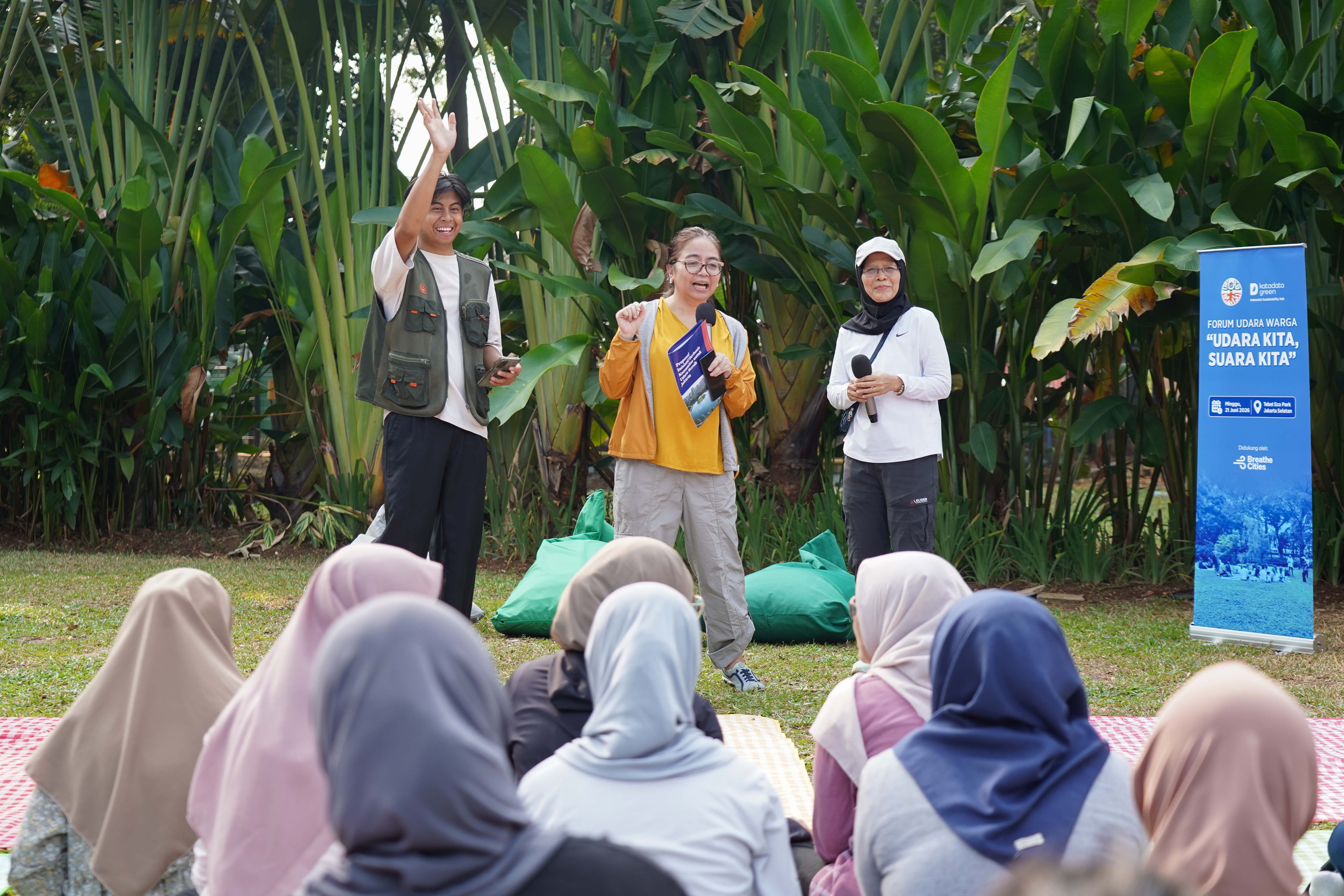 Senior Country Coordinator Vital Strategies Chintya Imelda Maidir (tengah) bersama Founder Trash Ranger Dimas Dwi Pangestu (kiri) menyampaikan paparan pada Forum Udara Warga \