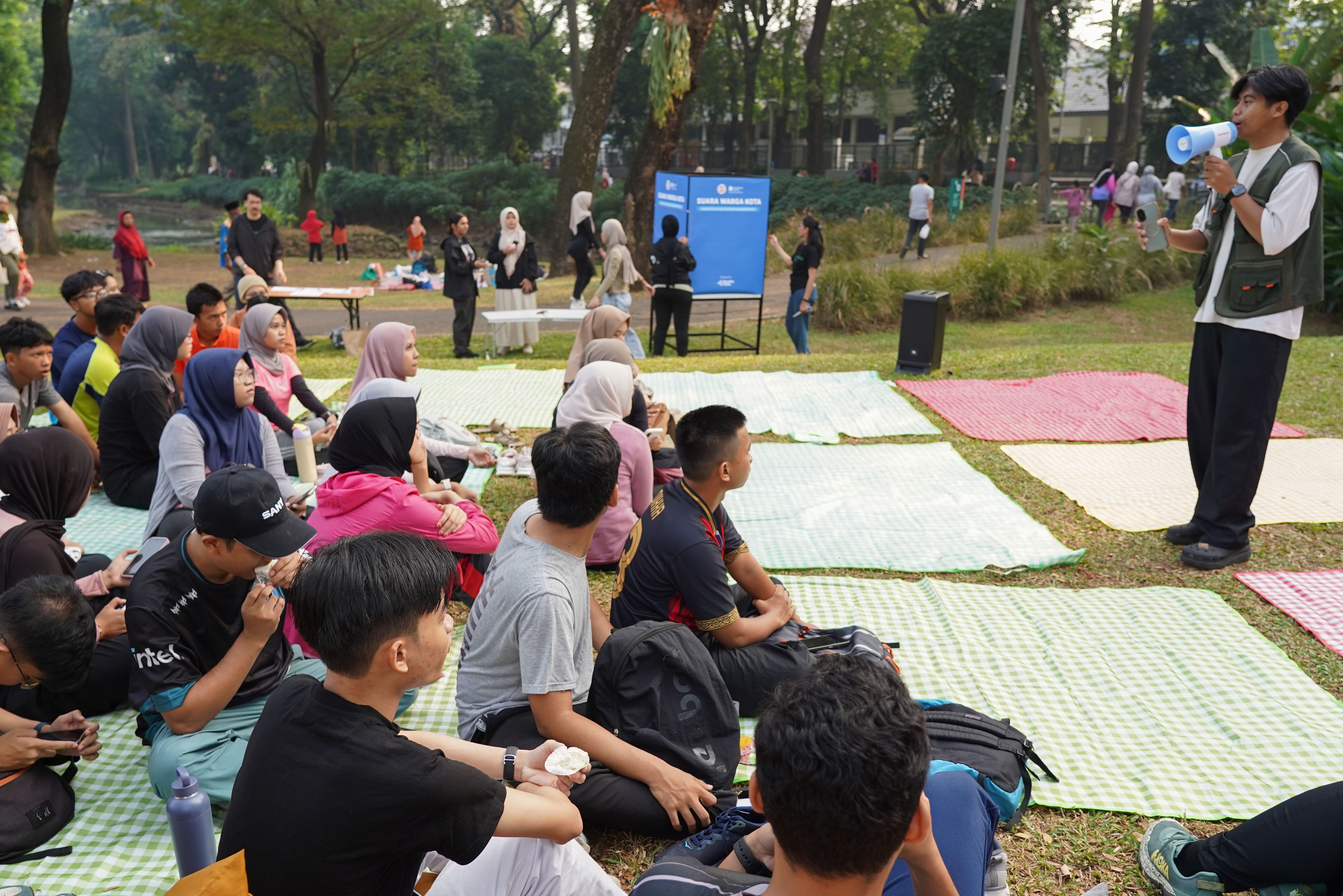 Founder Trash Ranger Dimas Dwi Pangestu menyampaikan paparan pada Forum Udara Warga \