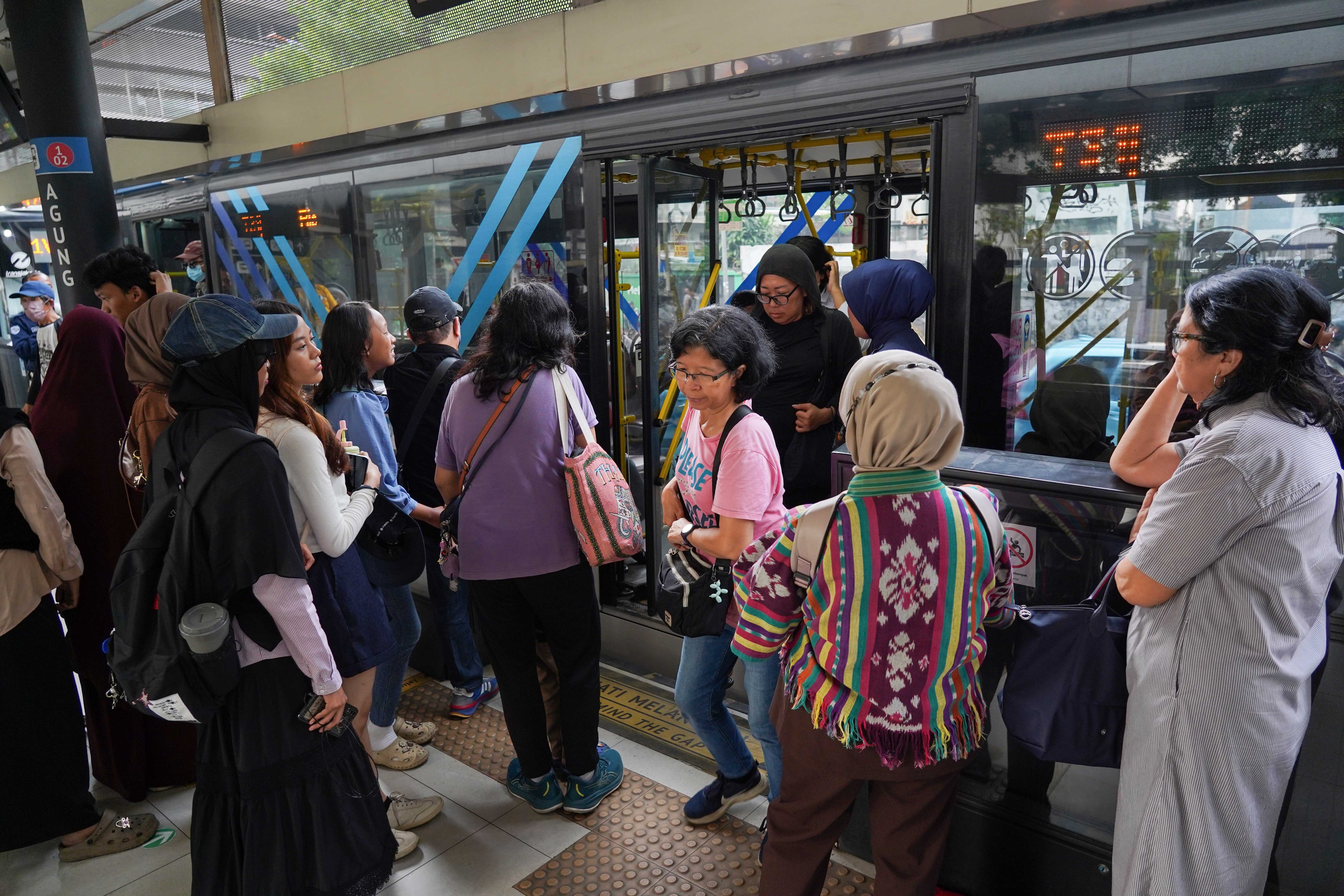 Penumpang berjalan keluar usai menaiki TransJakarta di Halte CSW Blok M, Jakarta Selatan, Senin (22/4/2026). Dalam rangka merayakan Hari Ulang Tahun Jakarta yang ke-499, Pemerintah Provinsi DKI Jakarta memberlakukan tarif diskon sebesar Rp 1 untuk transportasi umum seperti TransJakarta, MRT Jakarta dan LRT Jakarta.