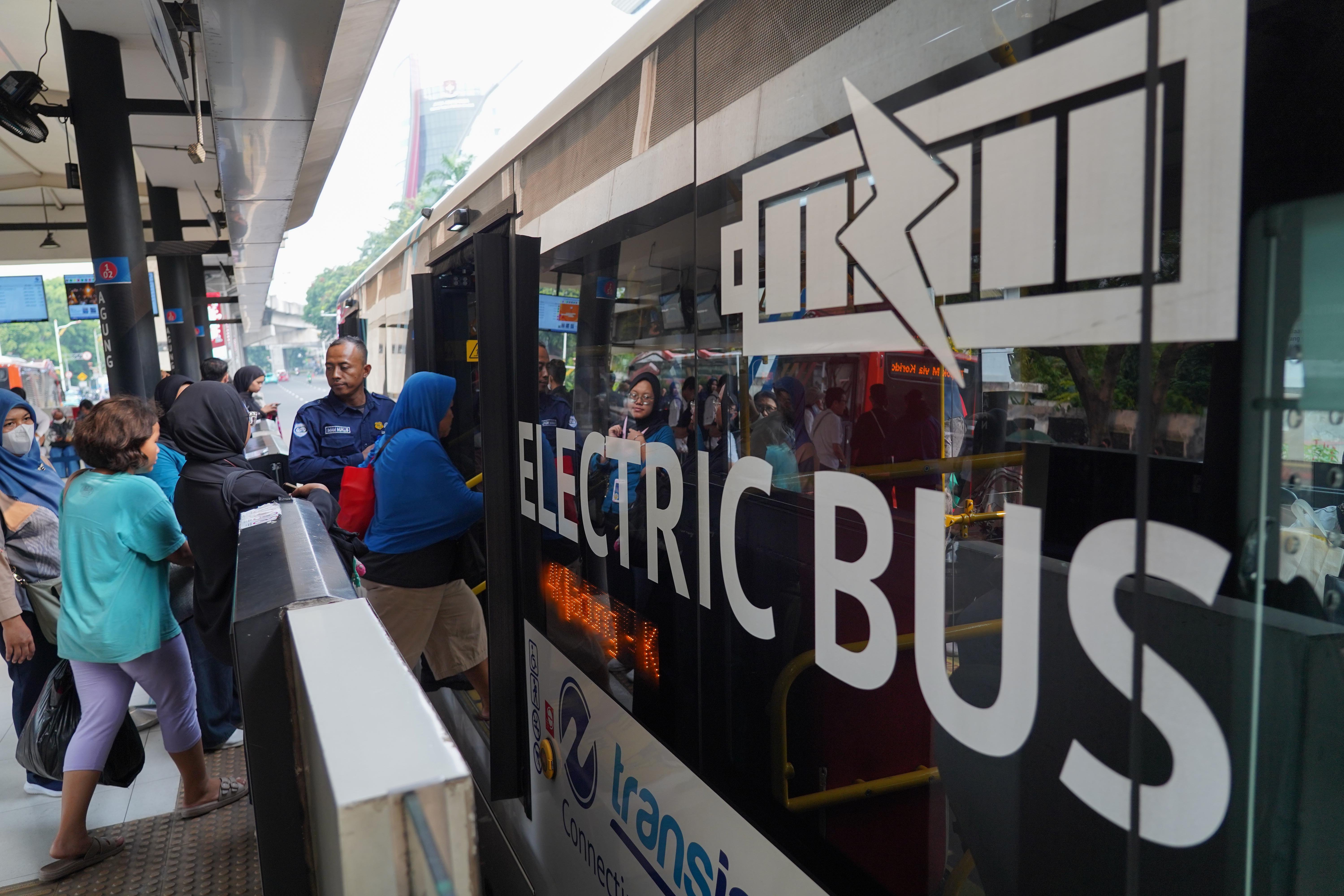 Penumpang memasuki TransJakarta di Halte CSW Blok M, Jakarta Selatan, Senin (22/4/2026). Dalam rangka merayakan Hari Ulang Tahun Jakarta yang ke-499, Pemerintah Provinsi DKI Jakarta memberlakukan tarif diskon sebesar Rp 1 untuk transportasi umum seperti TransJakarta, MRT Jakarta dan LRT Jakarta.