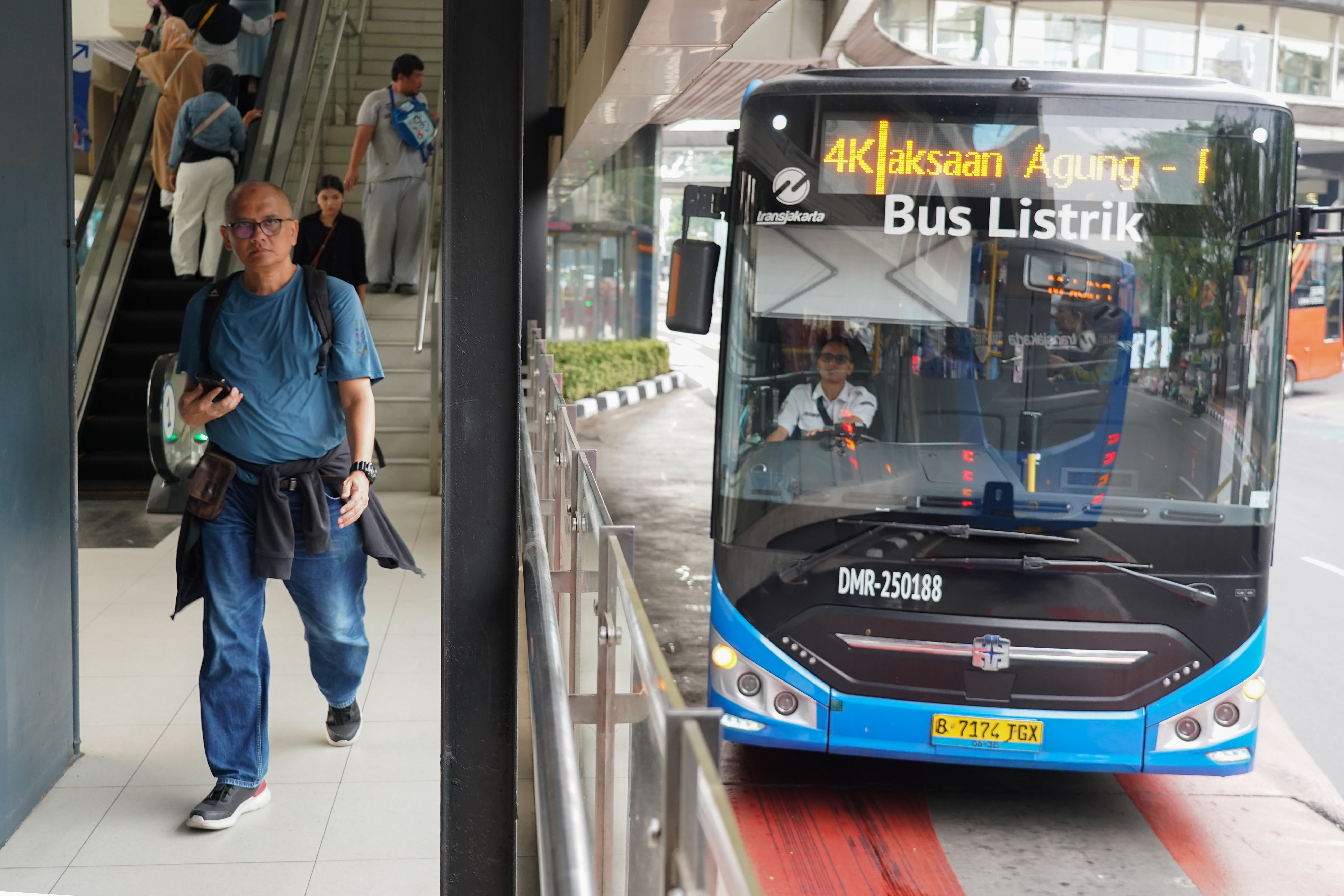 Penumpang berjalan untuk menaiki TransJakarta di Halte CSW Blok M, Jakarta Selatan, Senin (22/4/2026). Dalam rangka merayakan Hari Ulang Tahun Jakarta yang ke-499, Pemerintah Provinsi DKI Jakarta memberlakukan tarif diskon sebesar Rp 1 untuk transportasi umum seperti TransJakarta, MRT Jakarta dan LRT Jakarta.