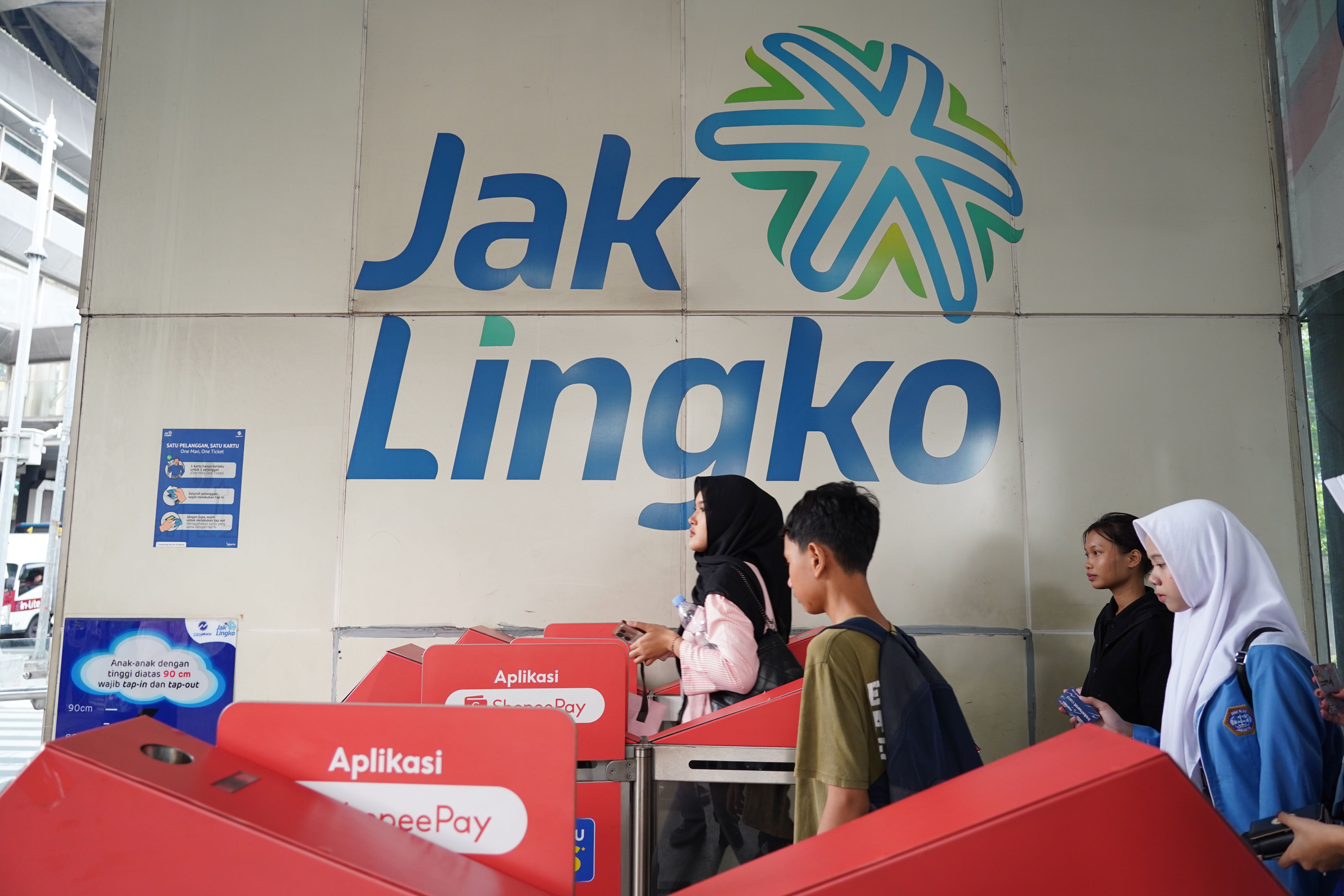 Calon penumpang menempelkan kartu uang elektronik untuk menaiki TransJakarta di Halte CSW Blok M, Jakarta Selatan, Senin (22/4/2026). Dalam rangka merayakan Hari Ulang Tahun Jakarta yang ke-499, Pemerintah Provinsi DKI Jakarta memberlakukan tarif diskon sebesar Rp 1 untuk transportasi umum seperti TransJakarta, MRT Jakarta dan LRT Jakarta.