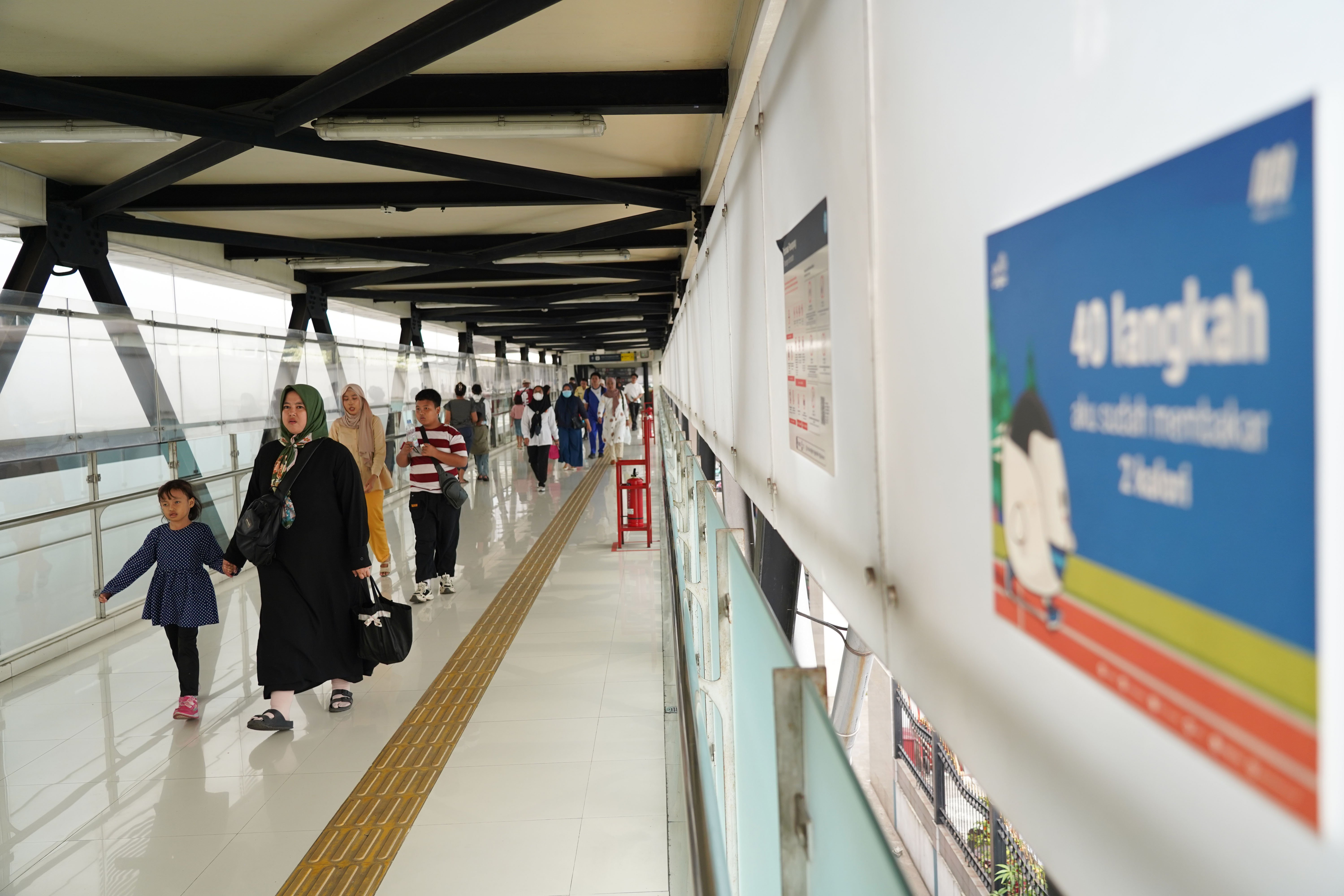 Calon penumpang berjalan untuk menaiki TransJakarta di Halte CSW Blok M, Jakarta Selatan, Senin (22/4/2026). Dalam rangka merayakan Hari Ulang Tahun Jakarta yang ke-499, Pemerintah Provinsi DKI Jakarta memberlakukan tarif diskon sebesar Rp 1 untuk transportasi umum seperti TransJakarta, MRT Jakarta dan LRT Jakarta.