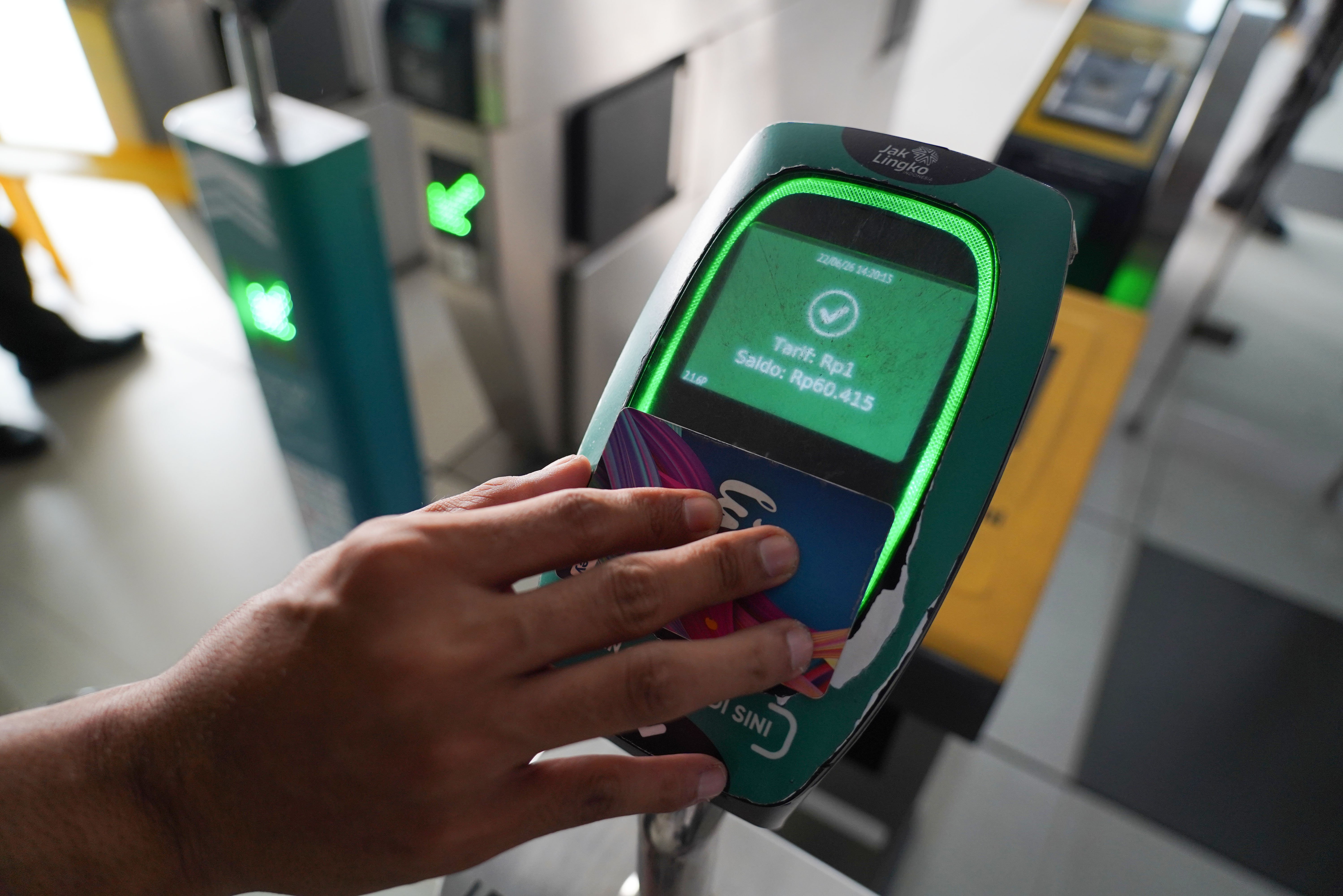Penumpang menempelkan kartu uang elektronik setelah menaiki MRT Jakarta di Stasiun Blok M, Jakarta Selatan, Senin (22/4/2026). Dalam rangka merayakan Hari Ulang Tahun Jakarta yang ke-499, Pemerintah Provinsi DKI Jakarta memberlakukan tarif diskon sebesar Rp 1 untuk transportasi umum seperti TransJakarta, MRT Jakarta dan LRT Jakarta.