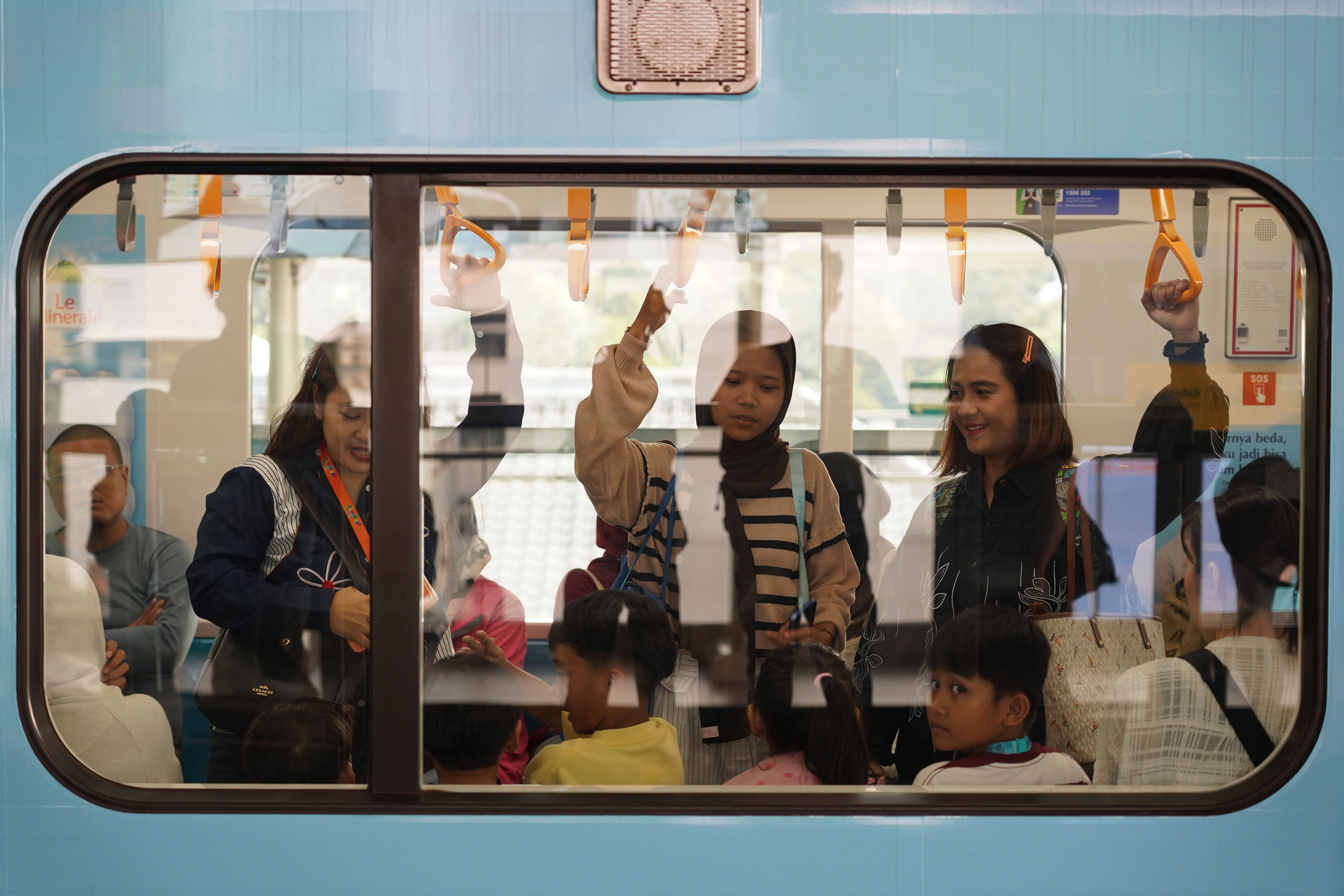Penumpang menaiki MRT Jakarta di Stasiun Blok M, Jakarta Selatan, Senin (22/4/2026). Dalam rangka merayakan Hari Ulang Tahun Jakarta yang ke-499, Pemerintah Provinsi DKI Jakarta memberlakukan tarif diskon sebesar Rp 1 untuk transportasi umum seperti TransJakarta, MRT Jakarta dan LRT Jakarta.