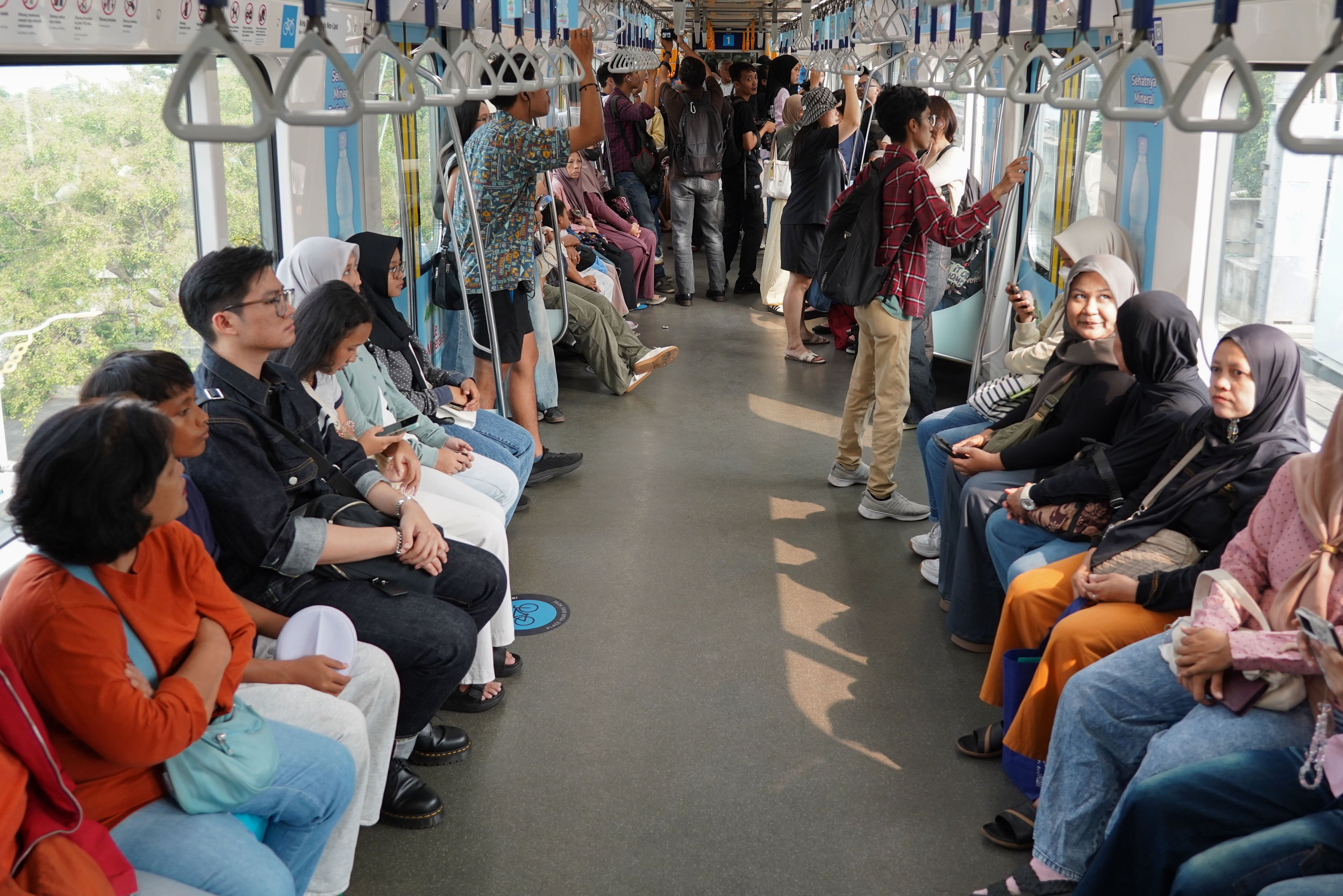 Penumpang menaiki MRT Jakarta di Stasiun Blok M, Jakarta Selatan, Senin (22/4/2026). Dalam rangka merayakan Hari Ulang Tahun Jakarta yang ke-499, Pemerintah Provinsi DKI Jakarta memberlakukan tarif diskon sebesar Rp 1 untuk transportasi umum seperti TransJakarta, MRT Jakarta dan LRT Jakarta.