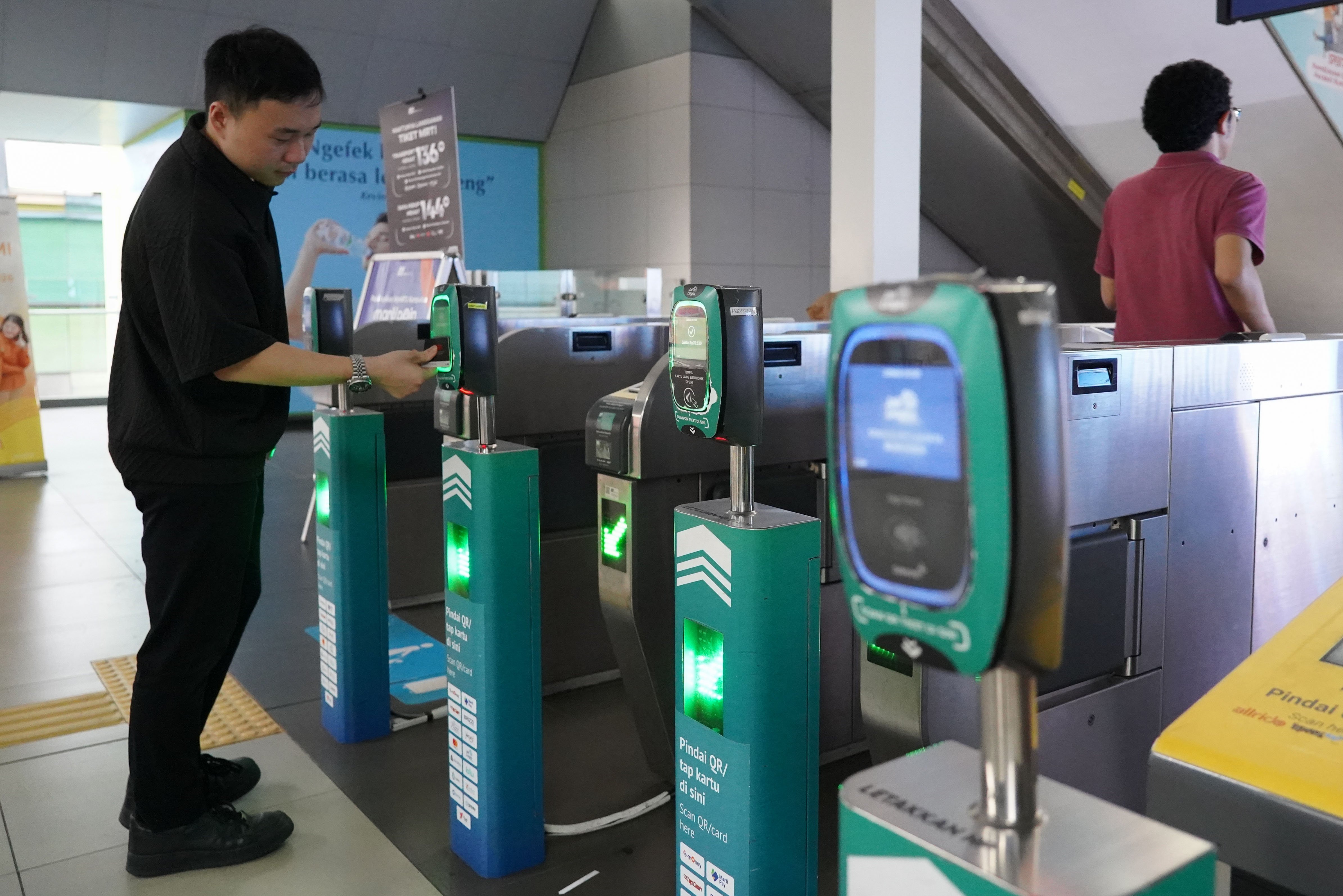 Calon penumpang menempelkan kartu uang elektronik untuk menaiki MRT Jakarta di Stasiun Blok M, Jakarta Selatan, Senin (22/4/2026). Dalam rangka merayakan Hari Ulang Tahun Jakarta yang ke-499, Pemerintah Provinsi DKI Jakarta memberlakukan tarif diskon sebesar Rp 1 untuk transportasi umum seperti TransJakarta, MRT Jakarta dan LRT Jakarta.