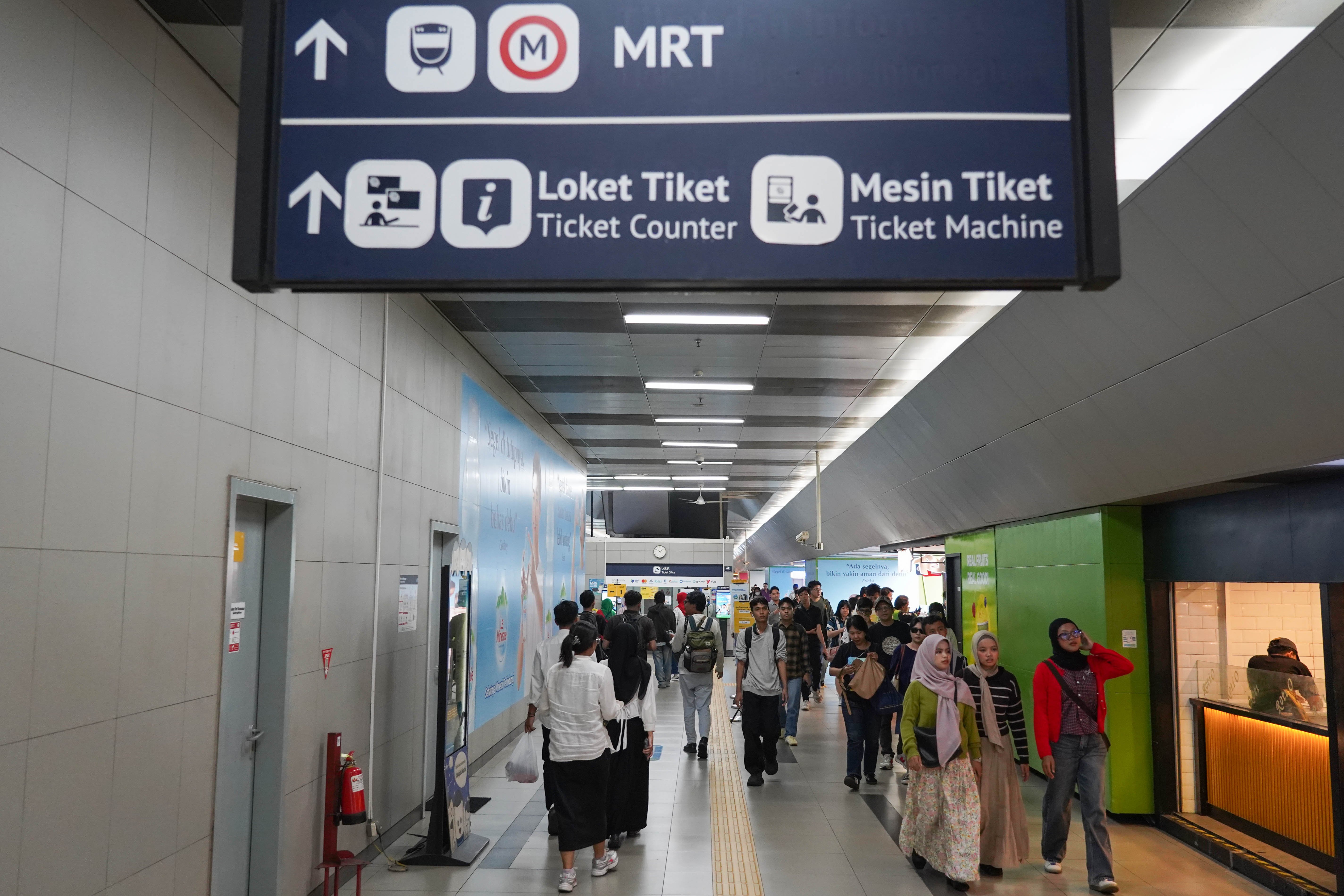Calon penumpang berjalan untuk menaiki MRT Jakarta di Stasiun Blok M, Jakarta Selatan, Senin (22/4/2026). Dalam rangka merayakan Hari Ulang Tahun Jakarta yang ke-499, Pemerintah Provinsi DKI Jakarta memberlakukan tarif diskon sebesar Rp 1 untuk transportasi umum seperti TransJakarta, MRT Jakarta dan LRT Jakarta.