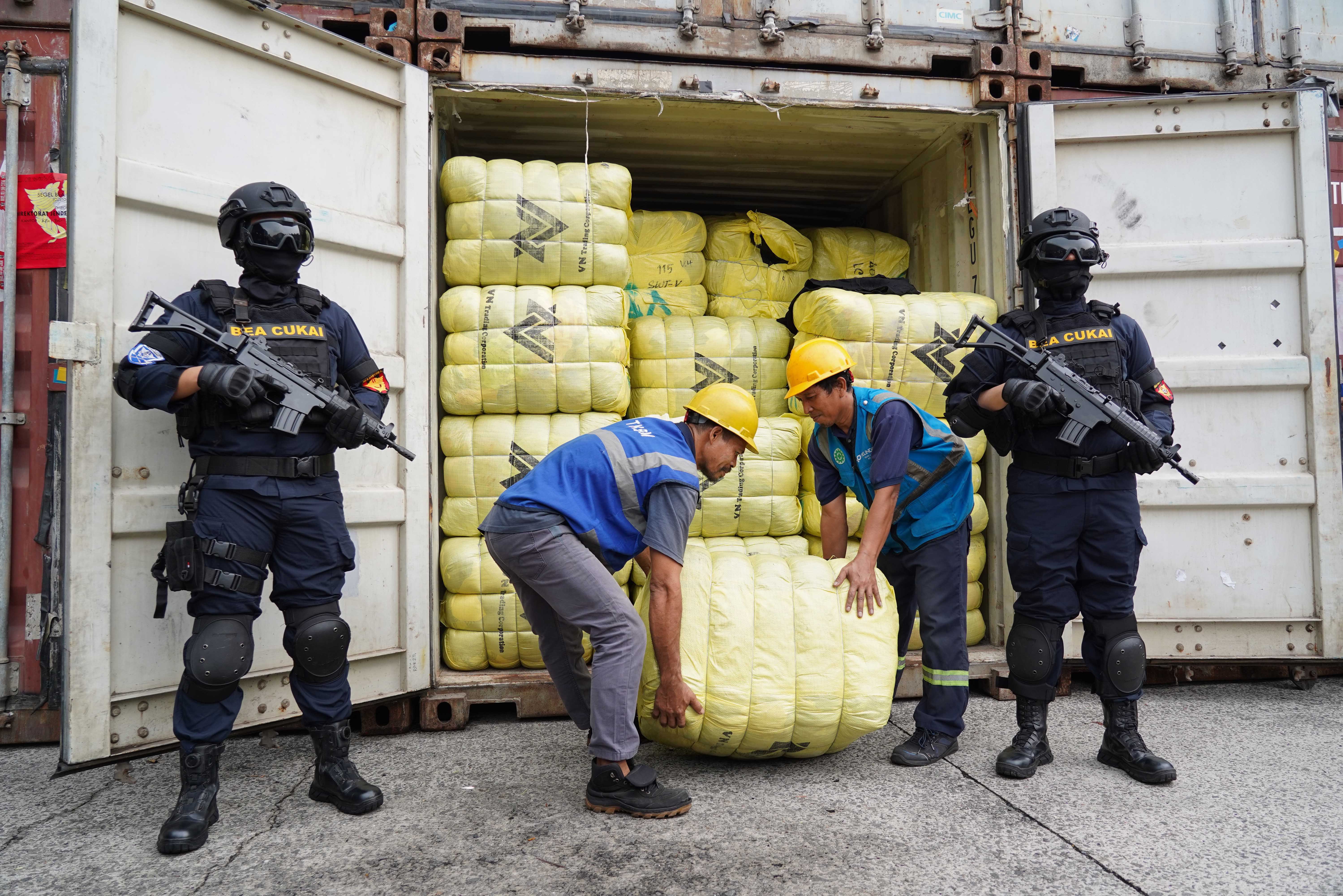 Petugas mengangkut barang bukti pakaian bekas impor ilegal di Buffer Area TPS CDC Pelabuhan Tanjung Priok, Jakarta, Selasa (23/6/2026). Direktorat Jenderal Bea dan Cukai mengungkap peredaran balepress di Pelabuhan Tanjung Priok dengan mengamankan 43 kontainer berisi 4.687 bale dan menyita 2.060 bale lainnya di Kalimantan Barat dengan total nilai ekonomi barang mencapai sekitar Rp 53,08 miliar.