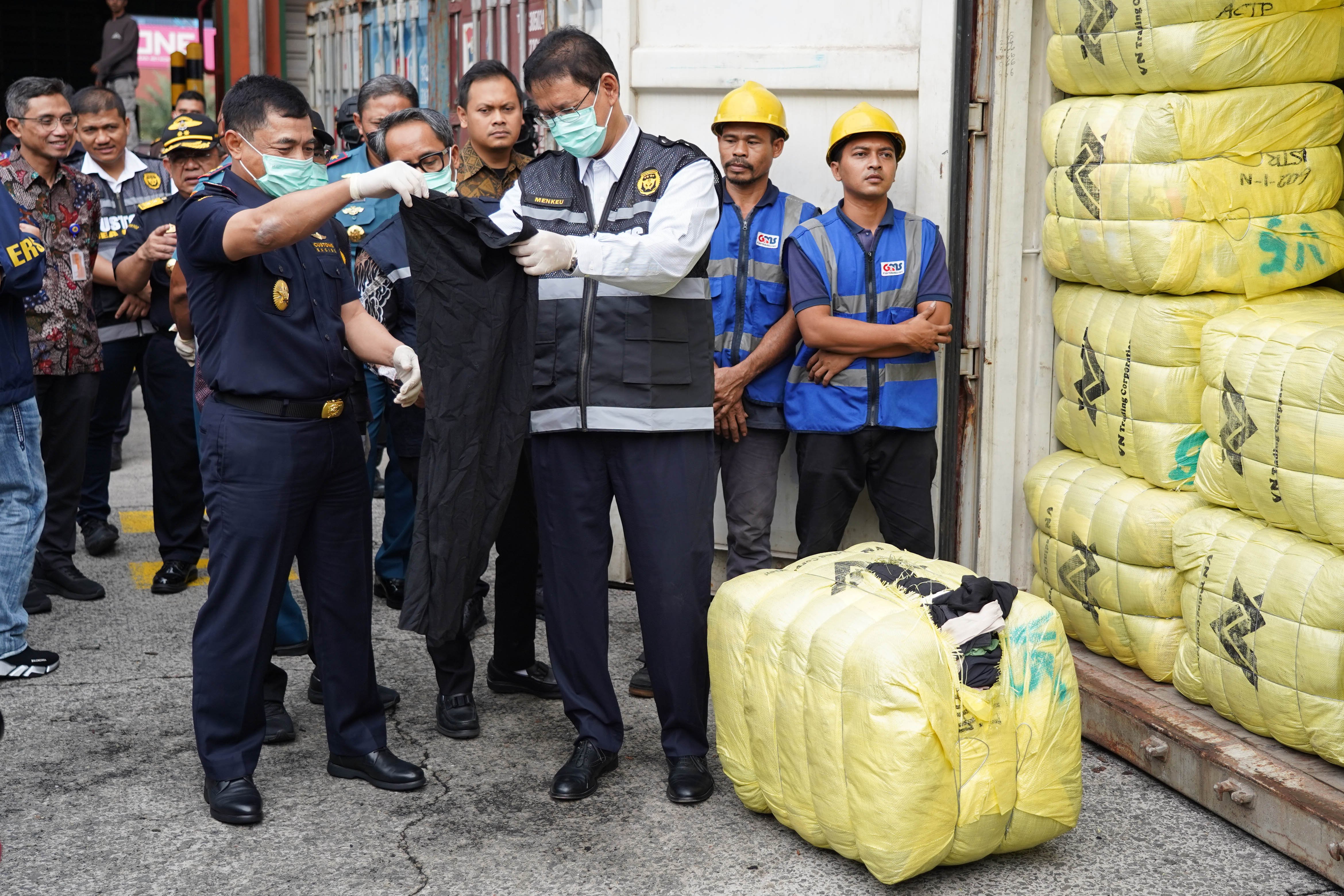 Menteri Keuangan Purbaya Yudhi Sadewa (tengah) bersama Dirjen Bea Cukai Djaka Budhi Utama (kedua kiri) mengecek barang bukti pakaian bekas impor ilegal di Buffer Area TPS CDC Pelabuhan Tanjung Priok, Jakarta, Selasa (23/6/2026). Direktorat Jenderal Bea dan Cukai mengungkap peredaran balepress di Pelabuhan Tanjung Priok dengan mengamankan 43 kontainer berisi 4.687 bale dan menyita 2.060 bale lainnya di Kalimantan Barat dengan total nilai ekonomi barang mencapai sekitar Rp 53,08 miliar.