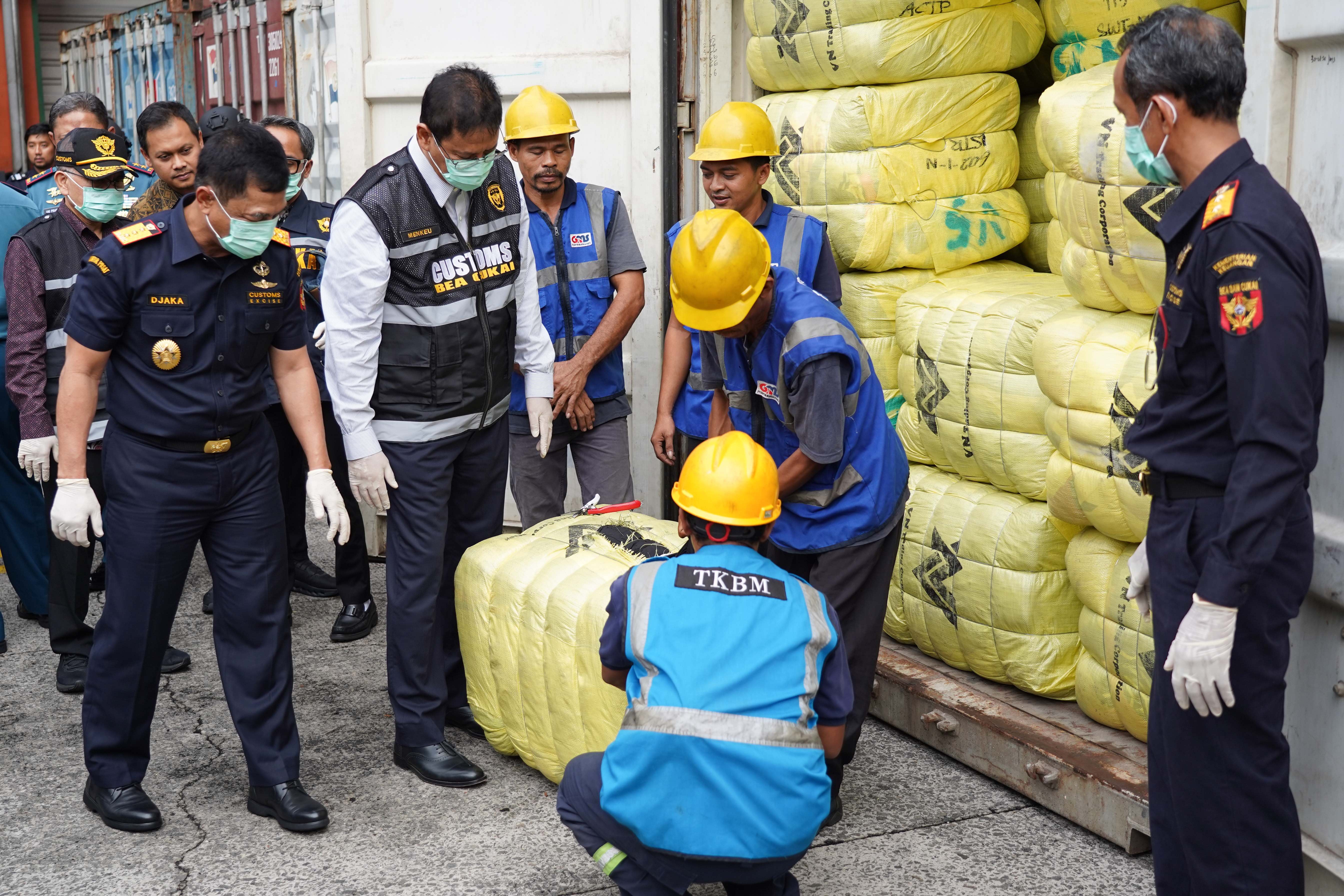 Menteri Keuangan Purbaya Yudhi Sadewa (kedua kiri) bersama Dirjen Bea Cukai Djaka Budhi Utama mengecek barang bukti pakaian bekas impor ilegal di Buffer Area TPS CDC Pelabuhan Tanjung Priok, Jakarta, Selasa (23/6/2026). Direktorat Jenderal Bea dan Cukai mengungkap peredaran balepress di Pelabuhan Tanjung Priok dengan mengamankan 43 kontainer berisi 4.687 bale dan menyita 2.060 bale lainnya di Kalimantan Barat dengan total nilai ekonomi barang mencapai sekitar Rp 53,08 miliar.