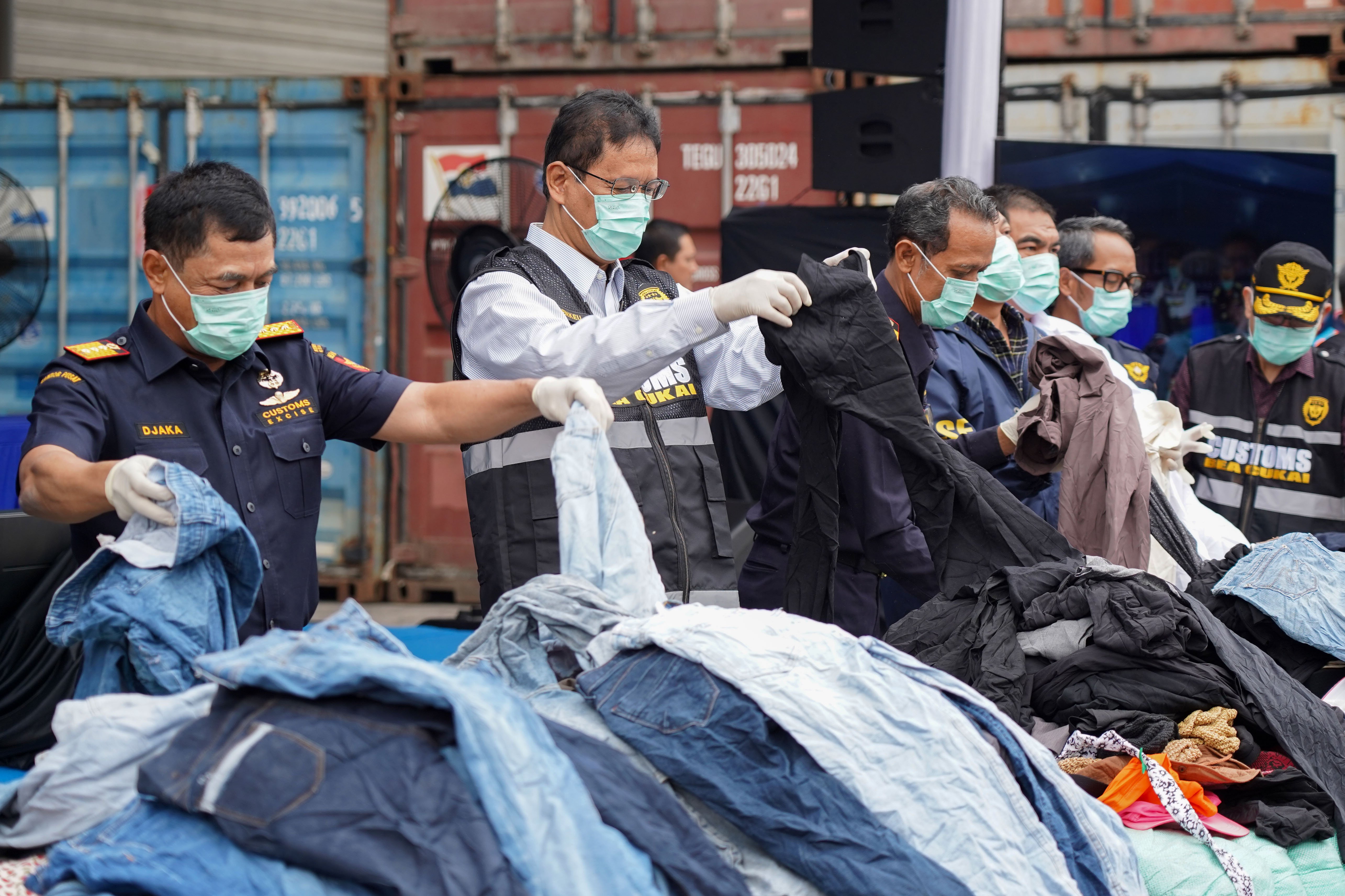 Menteri Keuangan Purbaya Yudhi Sadewa (tengah) bersama Dirjen Bea Cukai Djaka Budhi Utama (kiri) mengecek barang bukti pakaian bekas ilegal di Buffer Area TPS CDC Pelabuhan Tanjung Priok, Jakarta, Selasa (23/6/2026). Direktorat Jenderal Bea dan Cukai mengungkap peredaran balepress di Pelabuhan Tanjung Priok dengan mengamankan 43 kontainer berisi 4.687 bale dan menyita 2.060 bale lainnya di Kalimantan Barat dengan total nilai ekonomi barang mencapai sekitar Rp53,08 miliar.