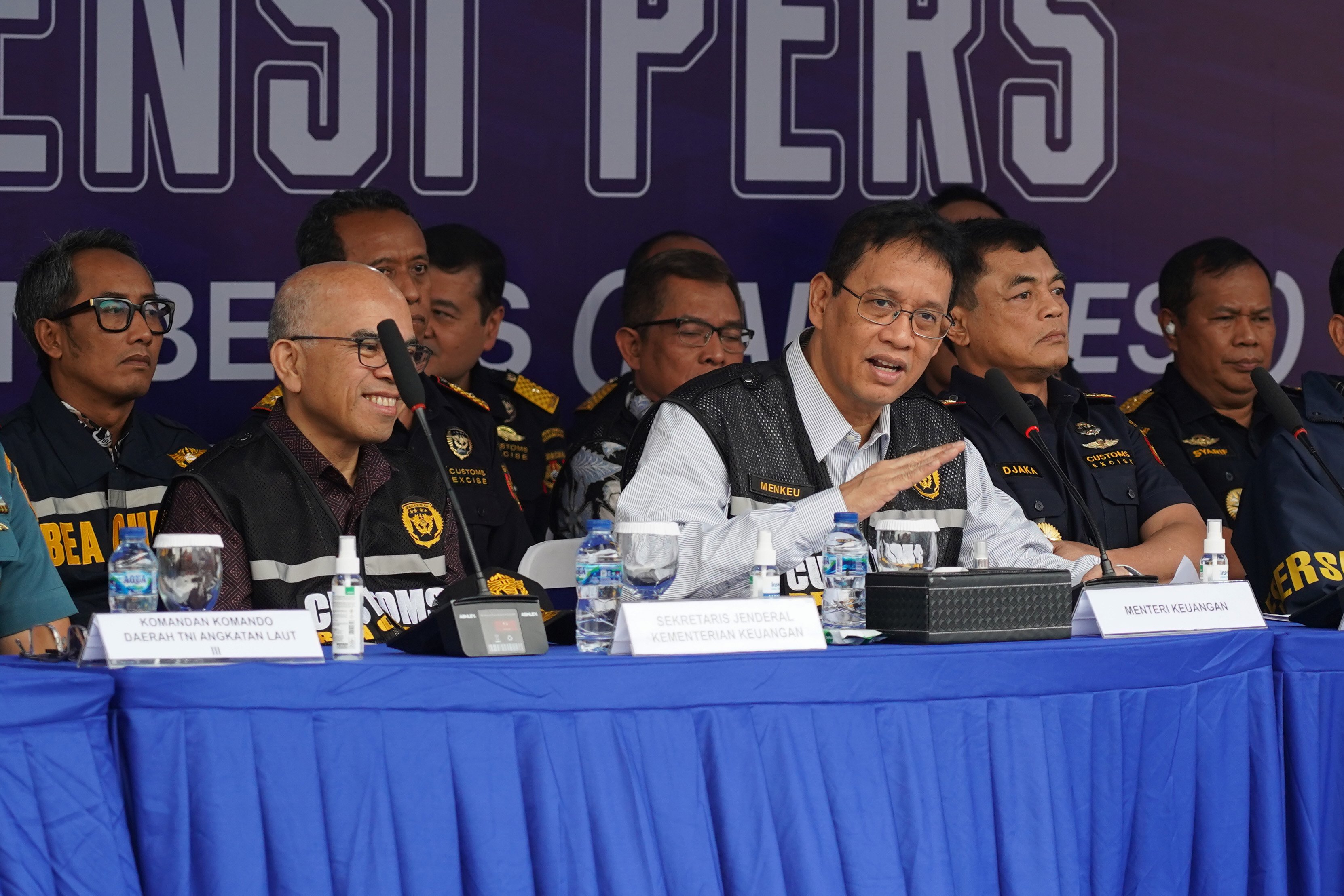 Menteri Keuangan Purbaya Yudhi Sadewa (tengah) bersama Dirjen Bea Cukai Djaka Budhi Utama (kedua kanan) menyampaikan konferensi pers di Buffer Area TPS CDC Pelabuhan Tanjung Priok, Jakarta, Selasa (23/6/2026). Direktorat Jenderal Bea dan Cukai mengungkap peredaran balepress di Pelabuhan Tanjung Priok dengan mengamankan 43 kontainer berisi 4.687 bale dan menyita 2.060 bale lainnya di Kalimantan Barat dengan total nilai ekonomi barang mencapai sekitar Rp 53,08 miliar.