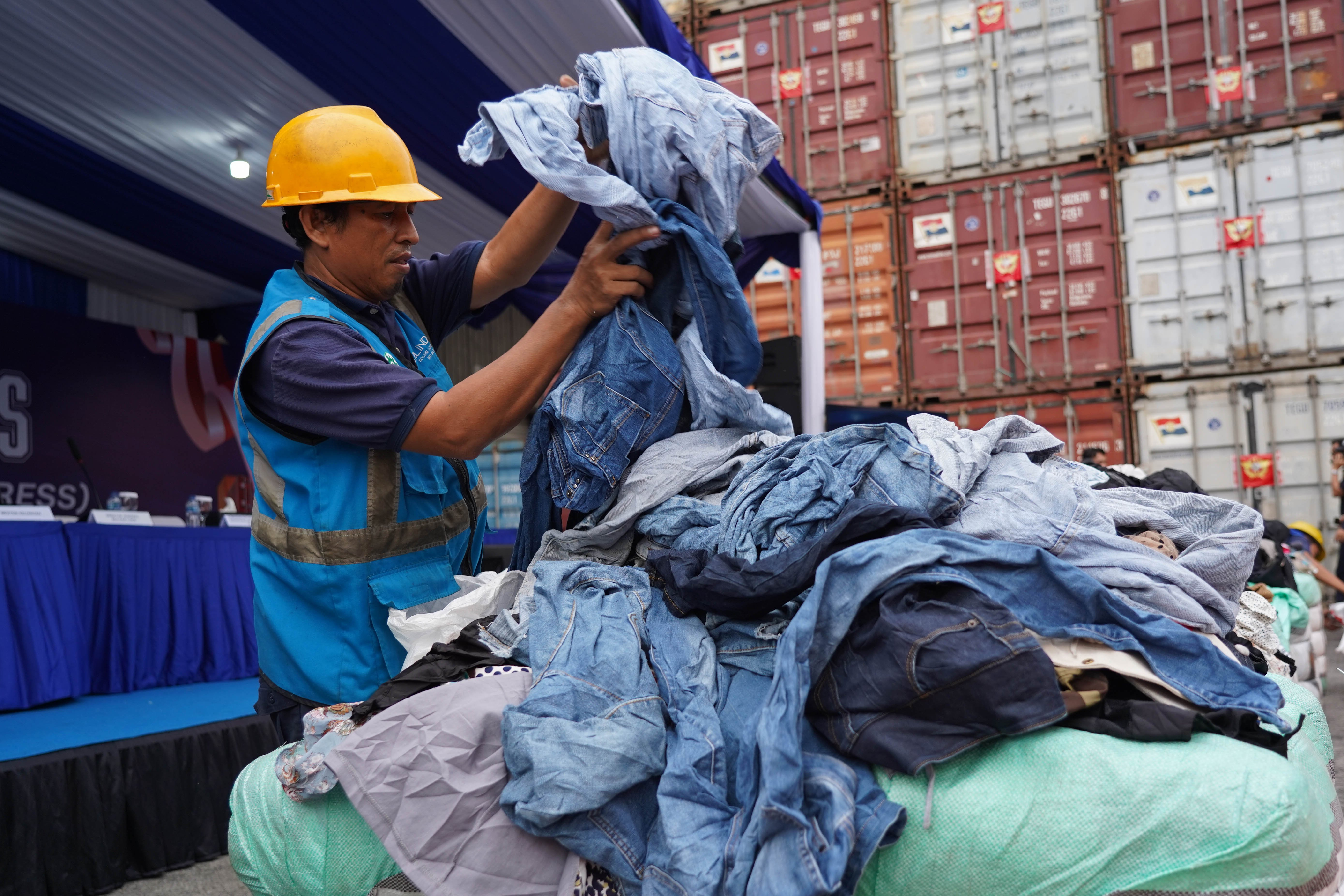 Petugas menata barang bukti pakaian bekas impor ilegal saat konferensi pers di Buffer Area TPS CDC Pelabuhan Tanjung Priok, Jakarta, Selasa (23/6/2026). Direktorat Jenderal Bea dan Cukai Kementerian Keuangan mengungkap peredaran pakaian bekas impor ilegal di Pelabuhan Tanjung Priok dengan mengamankan 43 kontainer berisi 4.687 bale dan menyita 2.060 bale lainnya di Kalimantan Barat dengan total nilai ekonomi barang mencapai sekitar Rp 53,08 miliar.