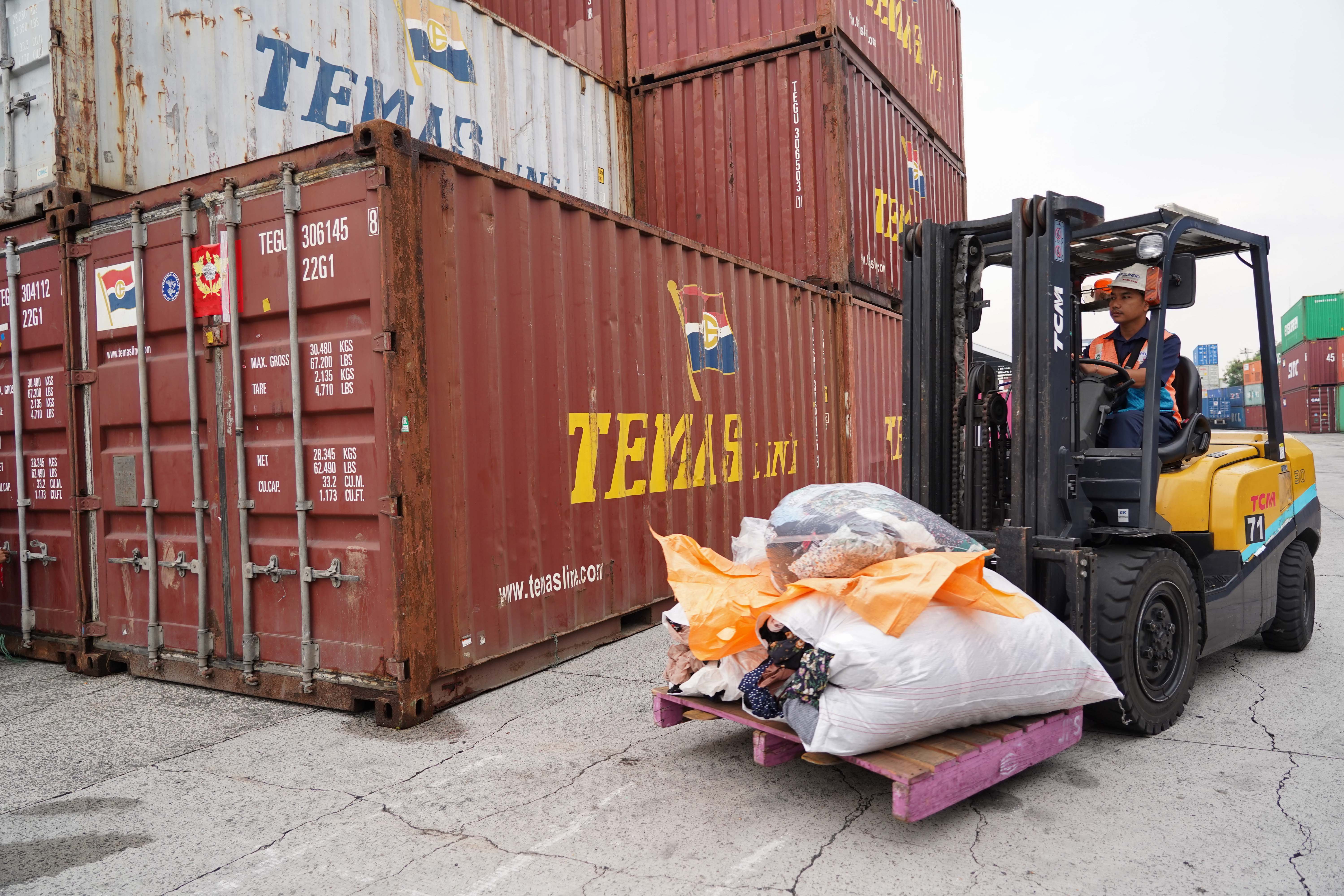 Petugas memindahkan barang bukti pakaian bekas impor ilegal saat konferensi pers di Buffer Area TPS CDC Pelabuhan Tanjung Priok, Jakarta, Selasa (23/6/2026). Direktorat Jenderal Bea dan Cukai Kementerian Keuangan mengungkap peredaran pakaian bekas impor ilegal di Pelabuhan Tanjung Priok dengan mengamankan 43 kontainer berisi 4.687 bale dan menyita 2.060 bale lainnya di Kalimantan Barat dengan total nilai ekonomi barang mencapai sekitar Rp 53,08 miliar.