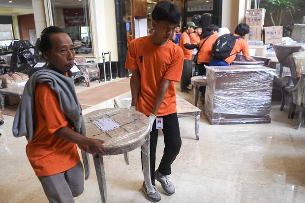 Petugas mengangkat furniture di Hotel Sultan di Blok 15 Gelora Bung Karno (GBK), Senayan, Jakarta, Rabu (24/6/2026). Pihak Pusat Pengelolaan Kompleks Gelora Bung Karno (PPKGBK) mulai mengosongkan aset dari empat tower hotel dan dua tower apartemen Sultan ke Komplek Pergudangan Cikarang, Desa Pasiranji, Kecamatan Cikarang Pusat, Kabupaten Bekasi sebelum dirobohkan pascaeksekusi oleh Pengadilan Negeri Jakarta Pusat.