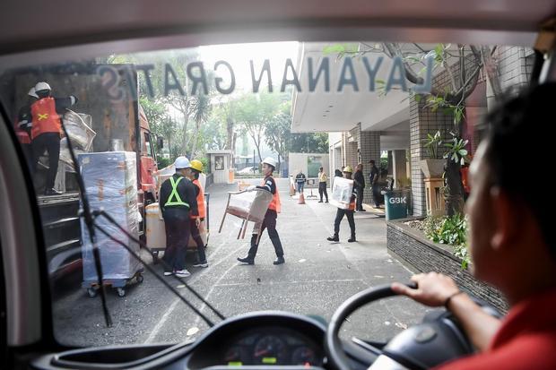 Petugas mengangkat furniture menuju truk di Apartemen Sultan di Blok 15 Gelora Bung Karno (GBK), Senayan, Jakarta, Rabu (24/6/2026). Pihak Pusat Pengelolaan Kompleks Gelora Bung Karno (PPKGBK) mulai mengosongkan aset dari empat tower hotel dan dua tower apartemen Sultan ke Komplek Pergudangan Cikarang, Desa Pasiranji, Kecamatan Cikarang Pusat, Kabupaten Bekasi sebelum dirobohkan pascaeksekusi oleh Pengadilan Negeri Jakarta Pusat.