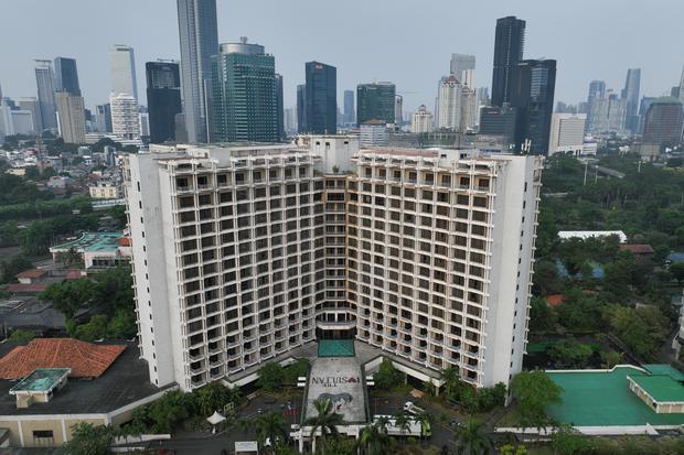 Foto udara suasana dari Hotel Sultan di Blok 15 Gelora Bung Karno (GBK), Senayan, Jakarta, Rabu (24/6/2026). Pihak Pusat Pengelolaan Kompleks Gelora Bung Karno (PPKGBK) mulai mengosongkan aset dari empat tower hotel dan dua tower apartemen Sultan ke Komplek Pergudangan Cikarang, Desa Pasiranji, Kecamatan Cikarang Pusat, Kabupaten Bekasi sebelum dirobohkan pascaeksekusi oleh Pengadilan Negeri Jakarta Pusat.