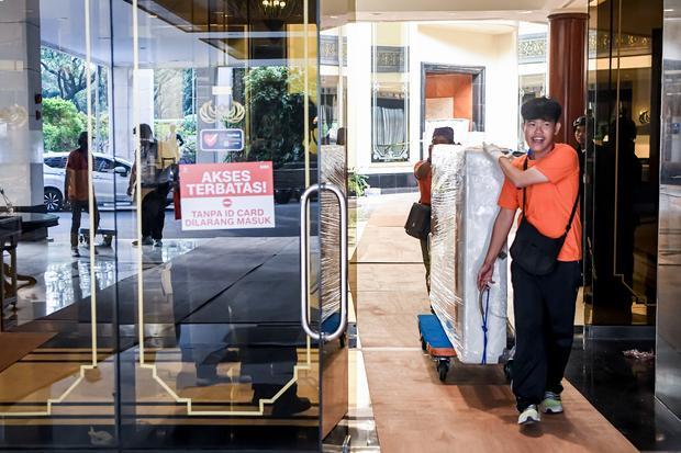 Petugas memindahkan kasur dengan troli di Hotel Sultan di Blok 15 Gelora Bung Karno (GBK), Senayan, Jakarta, Rabu (24/6/2026). Pihak Pusat Pengelolaan Kompleks Gelora Bung Karno (PPKGBK) mulai mengosongkan aset dari empat tower hotel dan dua tower apartemen Sultan ke Komplek Pergudangan Cikarang, Desa Pasiranji, Kecamatan Cikarang Pusat, Kabupaten Bekasi sebelum dirobohkan pascaeksekusi oleh Pengadilan Negeri Jakarta Pusat.
