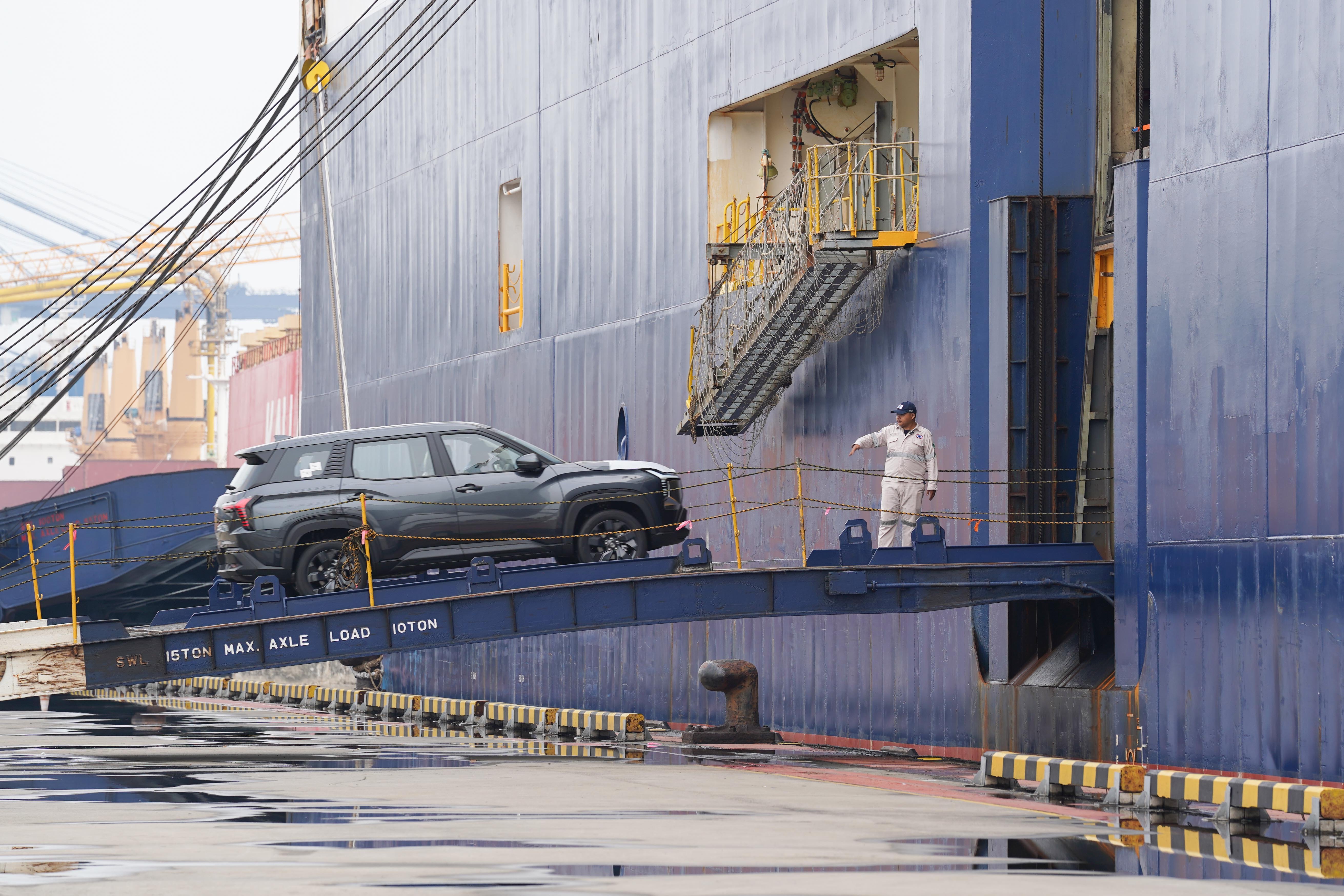 Petugas menaikan mobil yang akan diekspor ke dalam kapal di kawasan PT Indonesia Kendaraan Terminal, Tanjung Priok, Jakarta Utara, Selasa (23/6/2026). Berdasarkan data Gabungan Industri Kendaraan Bermotor Indonesia (Gaikindo) jumlah ekspor mobil Indonesia dalam bentuk Completely Built Up (CBU) pada bulan Mei 2026 mencapai 47.560 unit atau meningkat 31,4 persen dibandingkan bulan April sebanyak 36.207 unit.