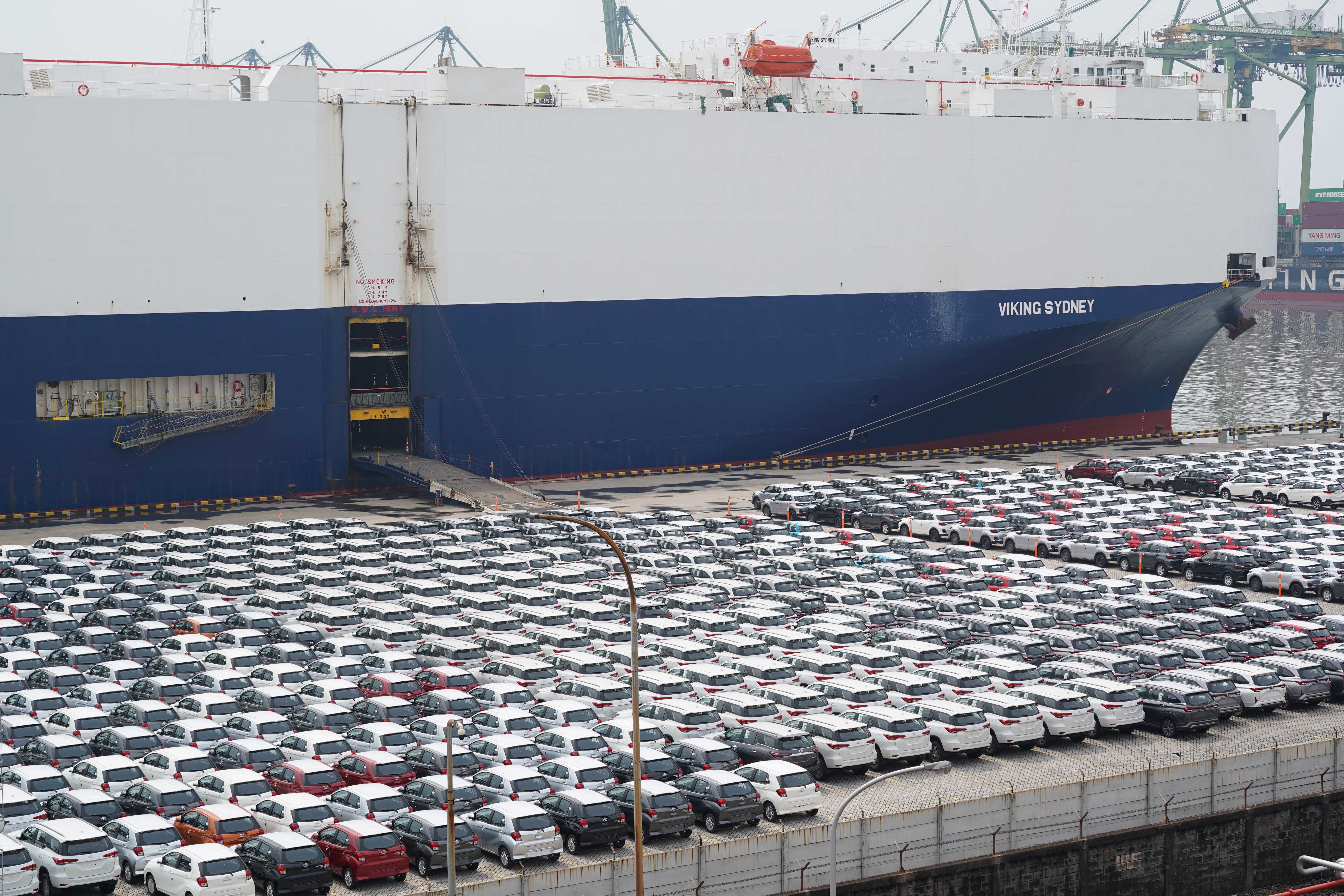 Sejumlah mobil yang akan diekspor berada di kawasan PT Indonesia Kendaraan Terminal, Tanjung Priok, Jakarta, Selasa (23/6/2026). Berdasarkan data Gabungan Industri Kendaraan Bermotor Indonesia (Gaikindo) jumlah ekspor mobil Indonesia dalam bentuk Completely Built Up (CBU) pada bulan Mei 2026 mencapai 47.560 unit atau meningkat 31,4 persen dibandingkan bulan April sebanyak 36.207 unit. 