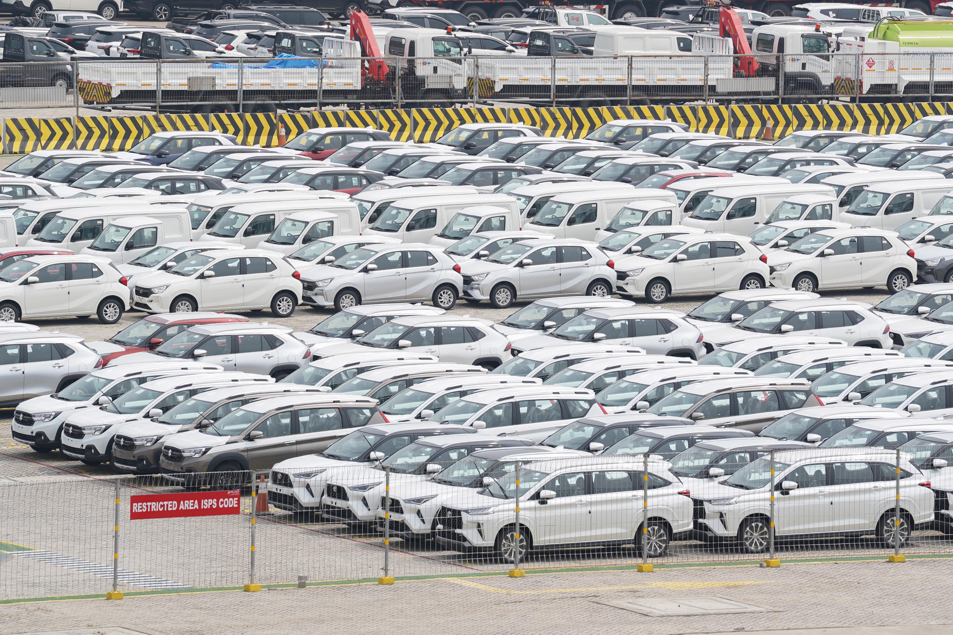 Sejumlah mobil yang akan diekspor berada di kawasan PT Indonesia Kendaraan Terminal, Tanjung Priok, Jakarta, Selasa (23/6/2026). Berdasarkan data Gabungan Industri Kendaraan Bermotor Indonesia (Gaikindo) jumlah ekspor mobil Indonesia dalam bentuk Completely Built Up (CBU) pada bulan Mei 2026 mencapai 47.560 unit atau meningkat 31,4 persen dibandingkan bulan April sebanyak 36.207 unit. 