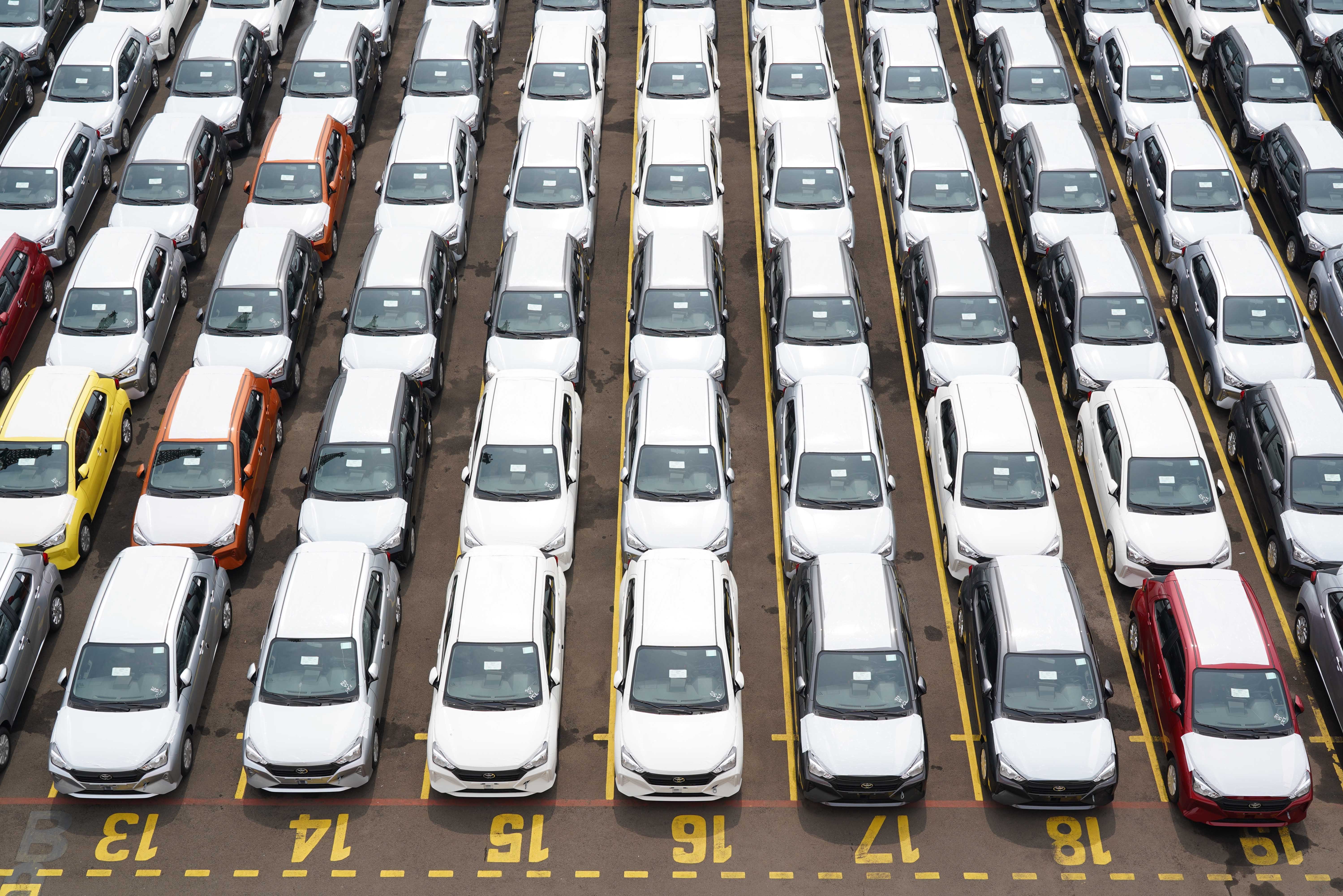 Sejumlah mobil yang akan diekspor berada di kawasan PT Indonesia Kendaraan Terminal, Tanjung Priok, Jakarta, Selasa (23/6/2026). Berdasarkan data Gabungan Industri Kendaraan Bermotor Indonesia (Gaikindo) jumlah ekspor mobil Indonesia dalam bentuk Completely Built Up (CBU) pada bulan Mei 2026 mencapai 47.560 unit atau meningkat 31,4 persen dibandingkan bulan April sebanyak 36.207 unit. 