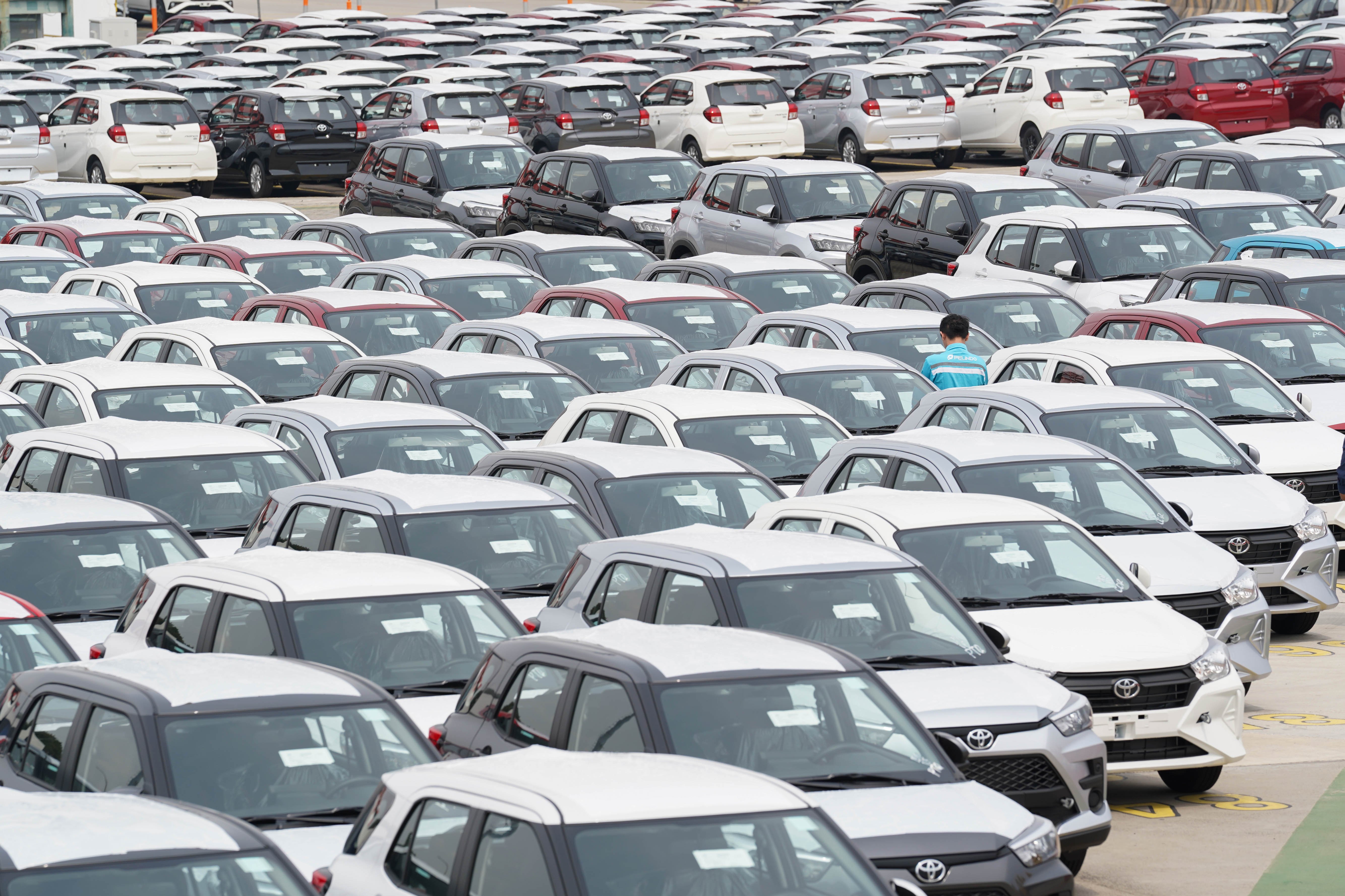 Petugas mengecek mobil yang akan diekspor di kawasan PT Indonesia Kendaraan Terminal, Tanjung Priok, Jakarta Utara, Selasa (23/6/2026). Berdasarkan data Gabungan Industri Kendaraan Bermotor Indonesia (Gaikindo) jumlah ekspor mobil Indonesia dalam bentuk Completely Built Up (CBU) pada bulan Mei 2026 mencapai 47.560 unit atau meningkat 31,4 persen dibandingkan bulan April sebanyak 36.207 unit.