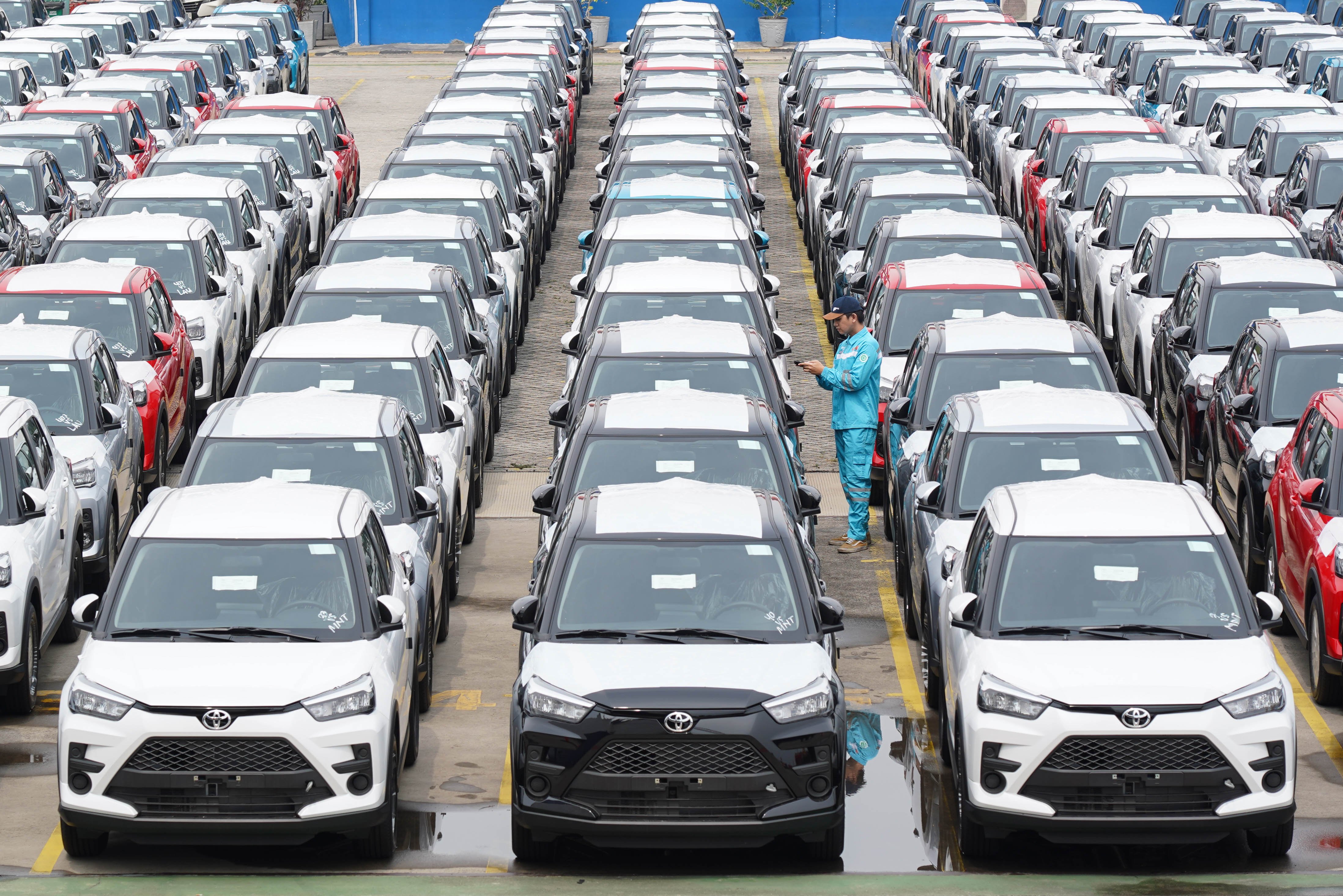 Petugas mengecek mobil yang akan diekspor di kawasan PT Indonesia Kendaraan Terminal, Tanjung Priok, Jakarta Utara, Selasa (23/6/2026). Berdasarkan data Gabungan Industri Kendaraan Bermotor Indonesia (Gaikindo) jumlah ekspor mobil Indonesia dalam bentuk Completely Built Up (CBU) pada bulan Mei 2026 mencapai 47.560 unit atau meningkat 31,4 persen dibandingkan bulan April sebanyak 36.207 unit.