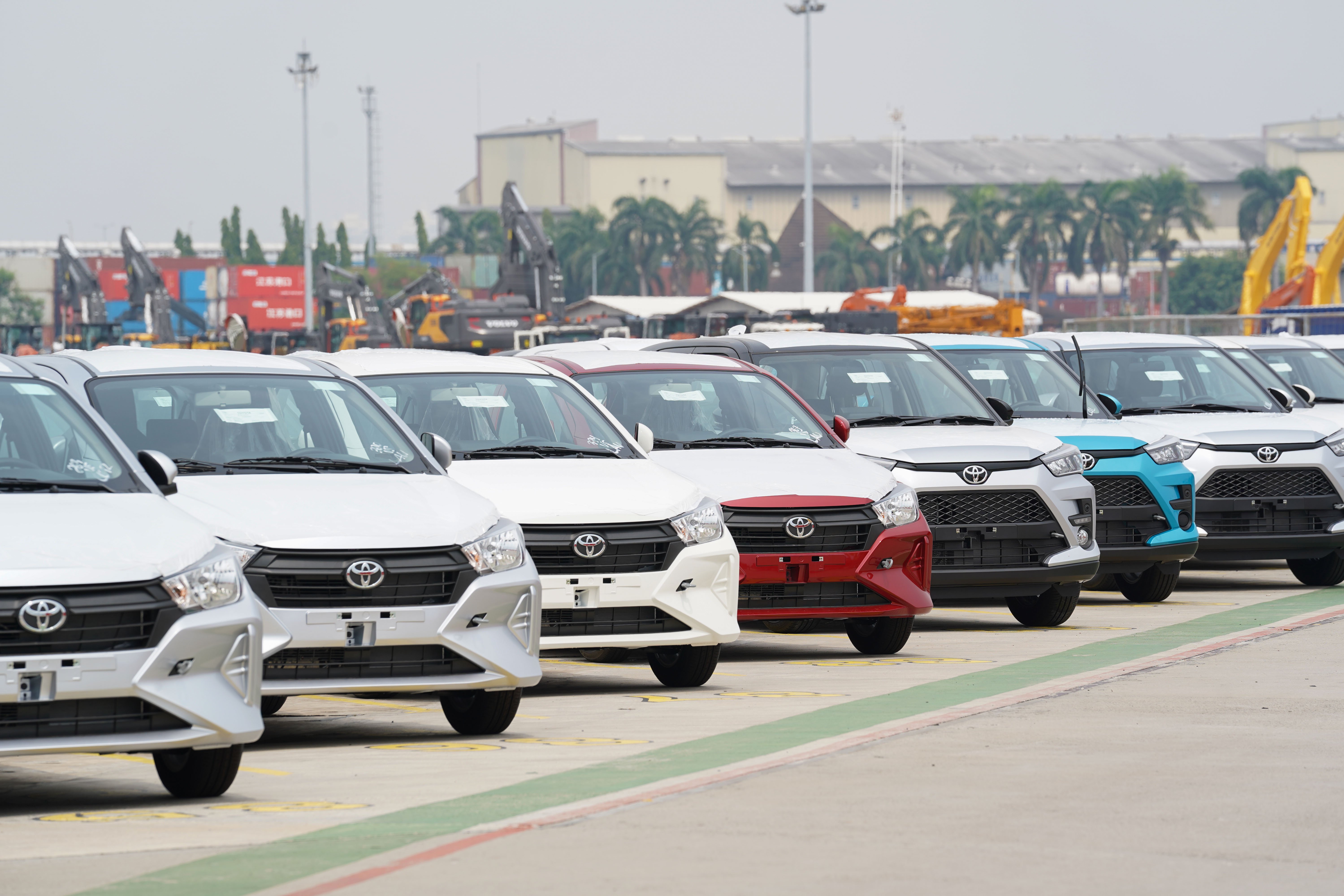 Sejumlah mobil yang akan diekspor berada di kawasan PT Indonesia Kendaraan Terminal, Tanjung Priok, Jakarta, Selasa (23/6/2026). Berdasarkan data Gabungan Industri Kendaraan Bermotor Indonesia (Gaikindo) jumlah ekspor mobil Indonesia dalam bentuk Completely Built Up (CBU) pada bulan Mei 2026 mencapai 47.560 unit atau meningkat 31,4 persen dibandingkan bulan April sebanyak 36.207 unit. 