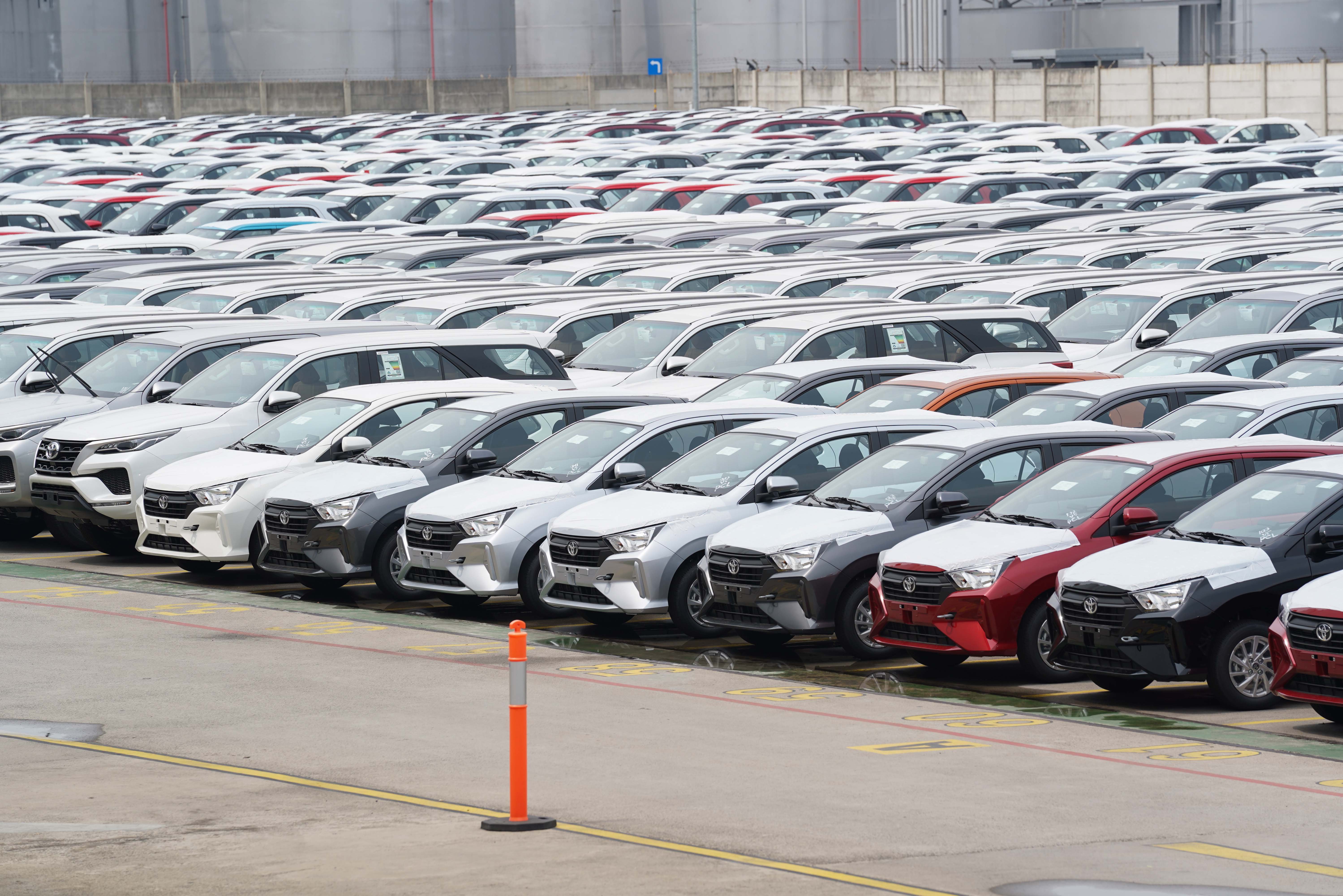 Sejumlah mobil yang akan diekspor berada di kawasan PT Indonesia Kendaraan Terminal, Tanjung Priok, Jakarta, Selasa (23/6/2026). Berdasarkan data Gabungan Industri Kendaraan Bermotor Indonesia (Gaikindo) jumlah ekspor mobil Indonesia dalam bentuk Completely Built Up (CBU) pada bulan Mei 2026 mencapai 47.560 unit atau meningkat 31,4 persen dibandingkan bulan April sebanyak 36.207 unit. 