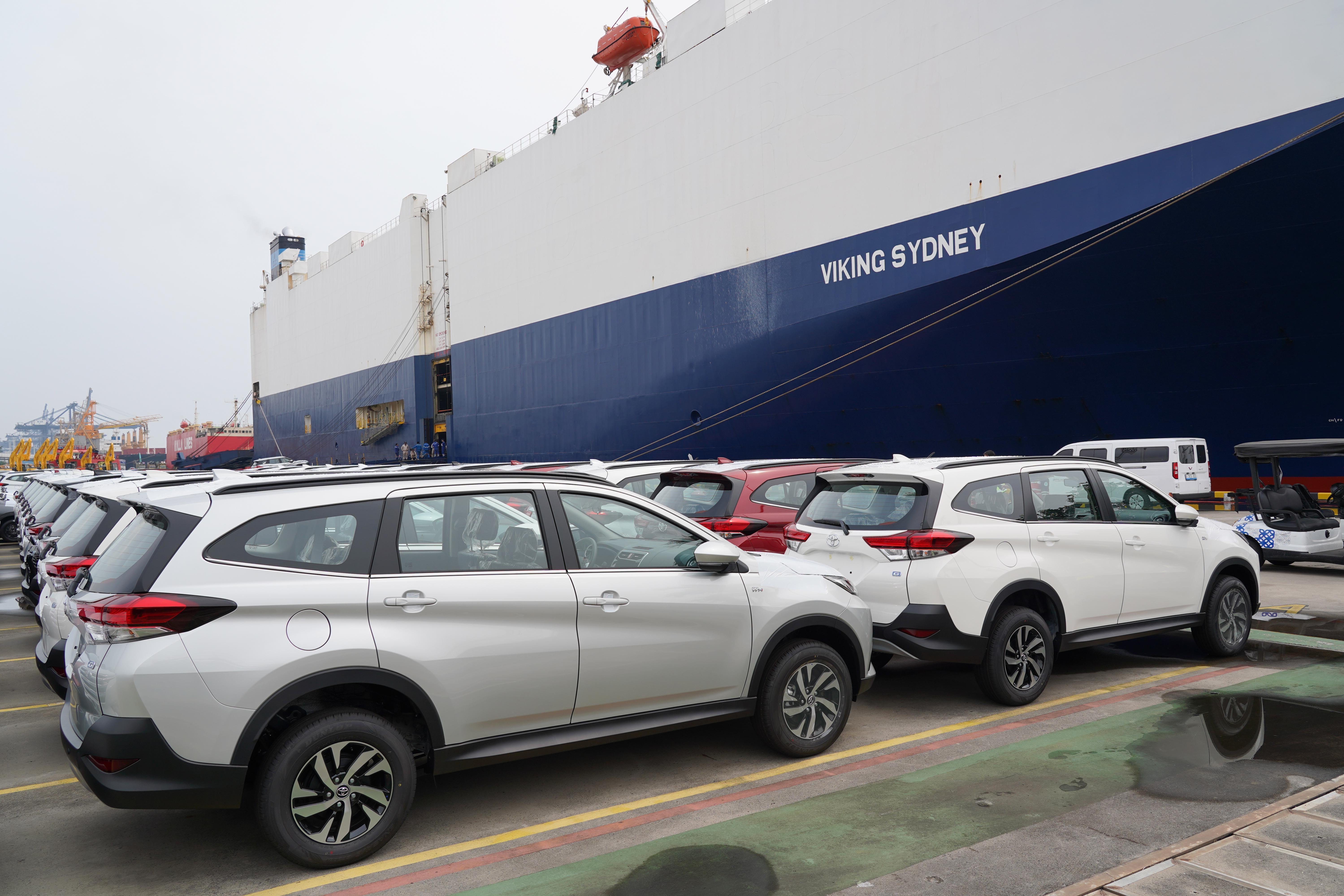 Sejumlah mobil yang akan diekspor berada di kawasan PT Indonesia Kendaraan Terminal, Tanjung Priok, Jakarta, Selasa (23/6/2026). Berdasarkan data Gabungan Industri Kendaraan Bermotor Indonesia (Gaikindo) jumlah ekspor mobil Indonesia dalam bentuk Completely Built Up (CBU) pada bulan Mei 2026 mencapai 47.560 unit atau meningkat 31,4 persen dibandingkan bulan April sebanyak 36.207 unit. 