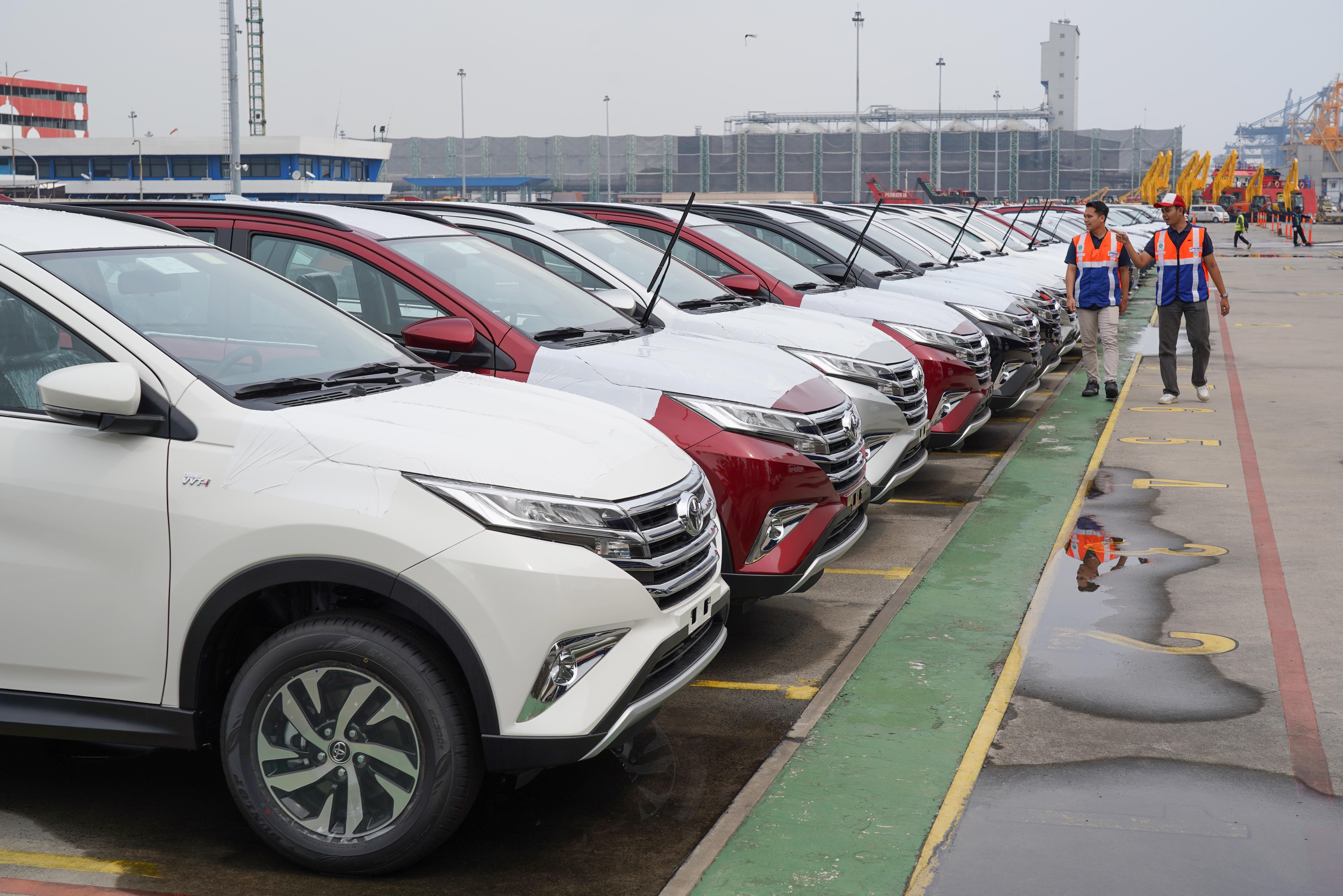 Petugas mengecek mobil yang akan diekspor di kawasan PT Indonesia Kendaraan Terminal, Tanjung Priok, Jakarta Utara, Selasa (23/6/2026). Berdasarkan data Gabungan Industri Kendaraan Bermotor Indonesia (Gaikindo) jumlah ekspor mobil Indonesia dalam bentuk Completely Built Up (CBU) pada bulan Mei 2026 mencapai 47.560 unit atau meningkat 31,4 persen dibandingkan bulan April sebanyak 36.207 unit.