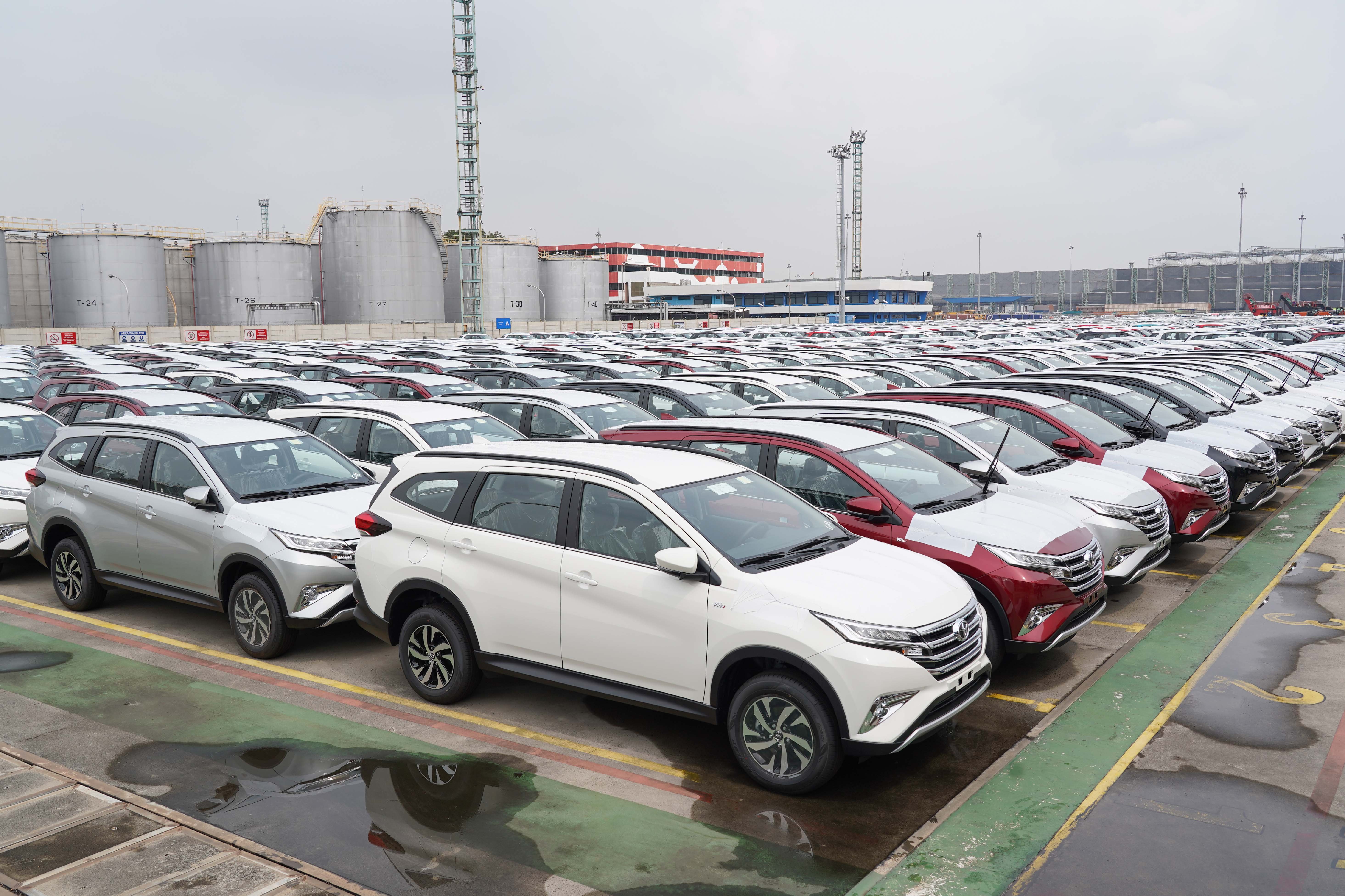 Sejumlah mobil yang akan diekspor berada di kawasan PT Indonesia Kendaraan Terminal, Tanjung Priok, Jakarta, Selasa (23/6/2026). Berdasarkan data Gabungan Industri Kendaraan Bermotor Indonesia (Gaikindo) jumlah ekspor mobil Indonesia dalam bentuk Completely Built Up (CBU) pada bulan Mei 2026 mencapai 47.560 unit atau meningkat 31,4 persen dibandingkan bulan April sebanyak 36.207 unit. 
