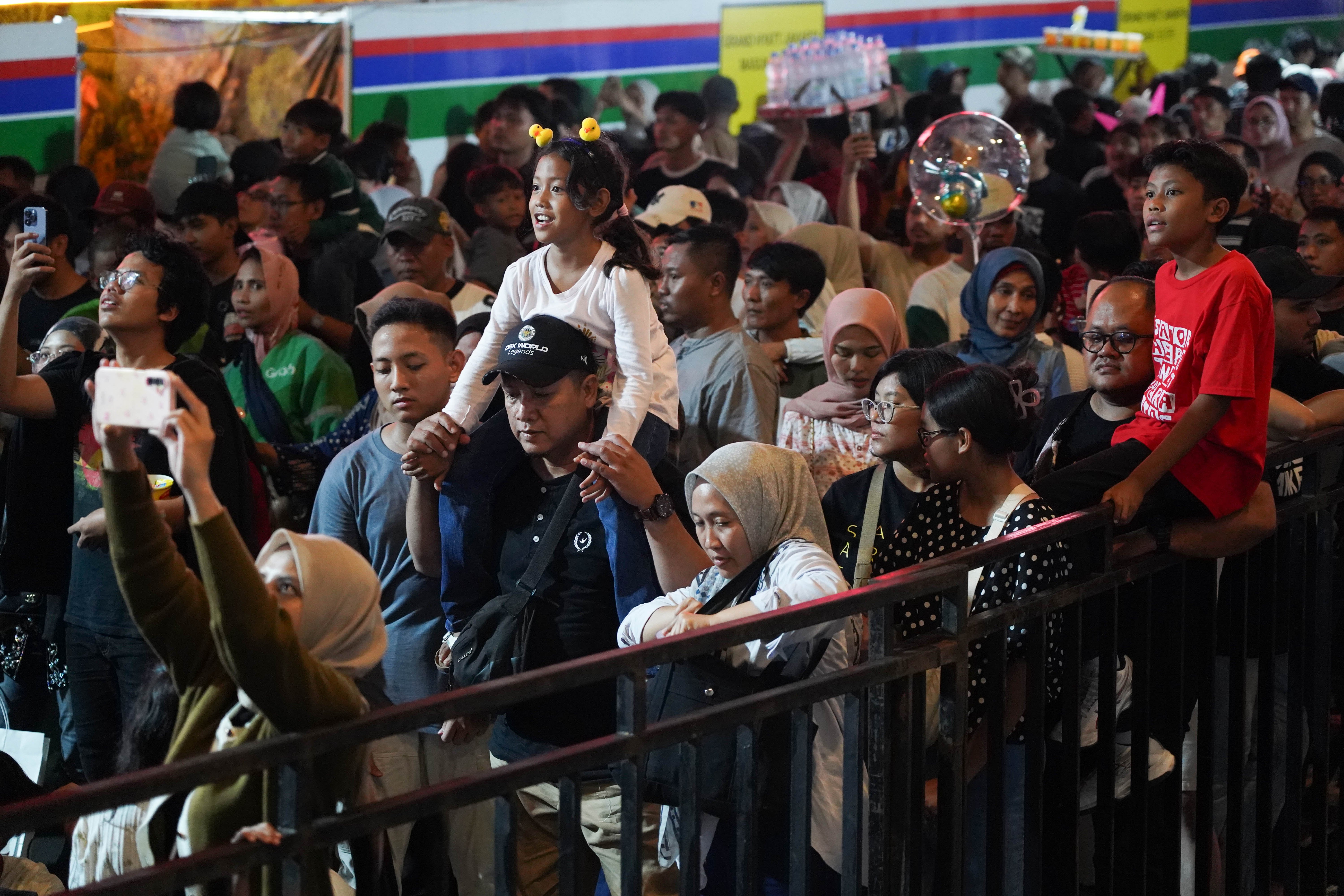 Warga menghadiri malam puncak HUT ke-499 Kota Jakarta di kawasan Bundaran HI, Sabtu (27/6/2026). Acara tersebut dimeriahkan berbagai pertunjukkan mulai dari video mapping, instalasi seni, atraksi pencahayaan hingga panggung hiburan yang menampilkan konser musik dari musisi papan atas.