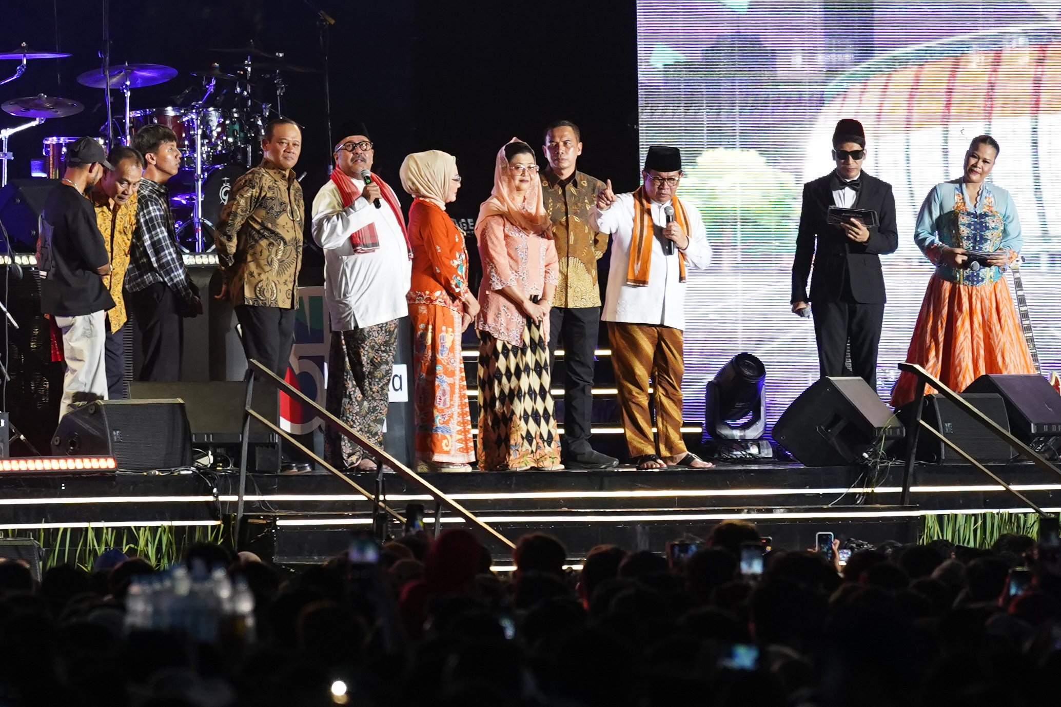 Gubernur Jakarta Pramono Anung (ketiga kanan) bersama Wakil Gubernur Rano Karno (kelima kiri) menyampaikan sambutan pada malam puncak HUT ke-499 Kota Jakarta di kawasan Bundaran HI, Sabtu (27/6/2026). Acara tersebut dimeriahkan berbagai pertunjukkan mulai dari video mapping, instalasi seni, atraksi pencahayaan hingga panggung hiburan yang menampilkan konser musik dari musisi papan atas.
