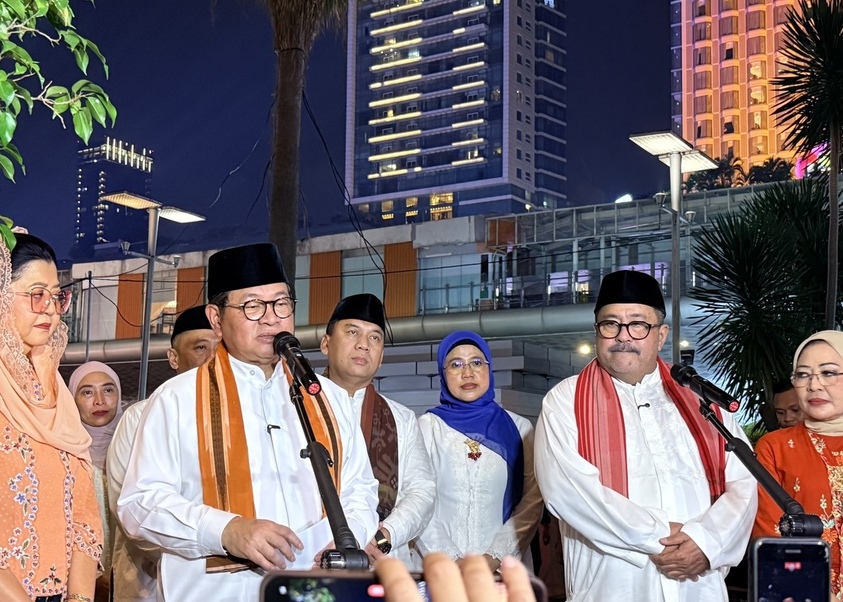 Pramono Anung dan Rano Karno di kawasan Bundaran HI, Jakarta, Sabtu (27/6)