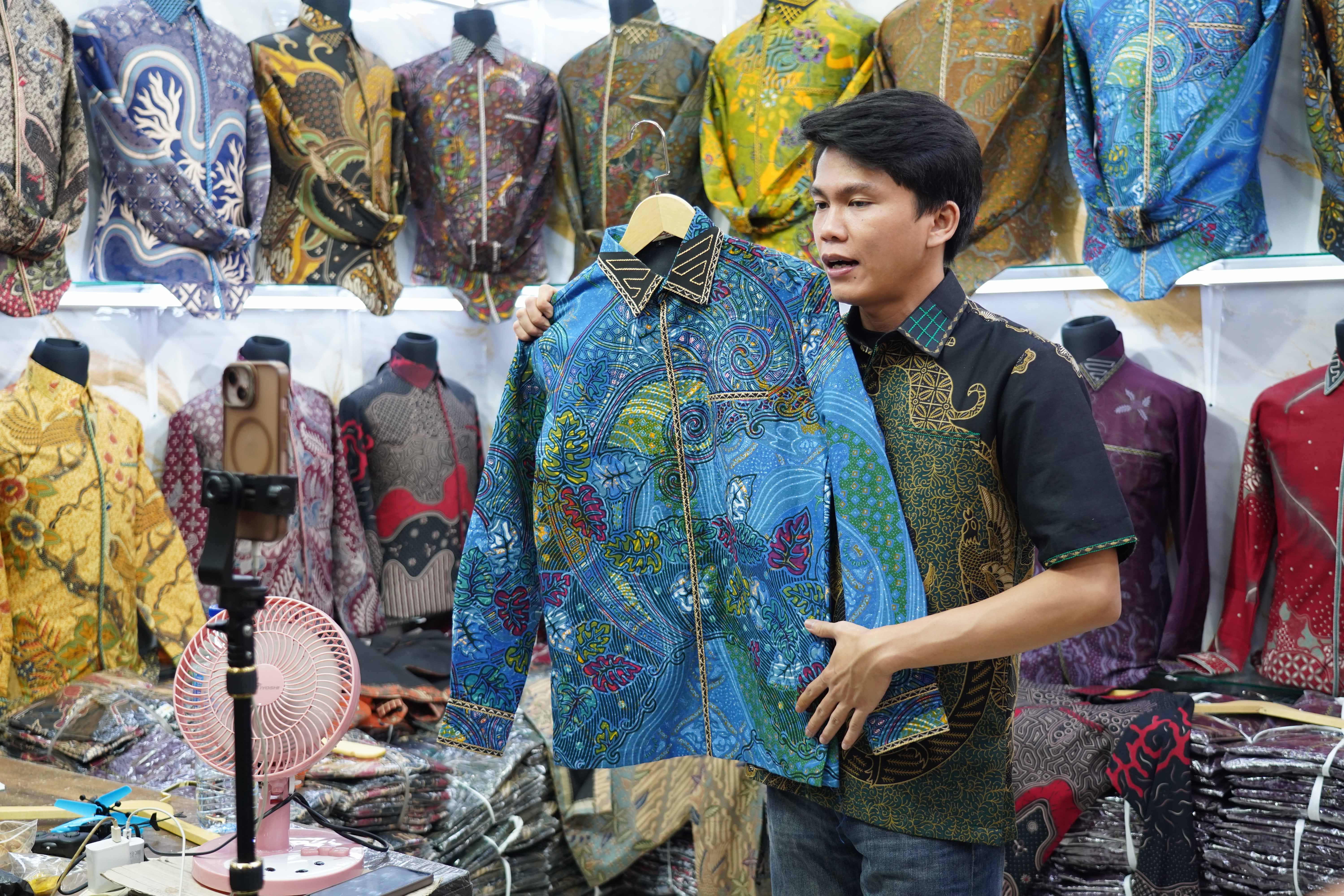 Karyawan memasarkan produk melalui siaran langsung platform e-commerce di Jakarta, Senin (29/6/2026). Pemerintah melakukan pengetatan terhadap tata kelola perdagangan digital melalui kebijakan yang mewajibkan pedagang yang berjualan di marketplace memiliki Nomor Induk Berusaha (NIB) sebagai bentuk legalitas usaha.