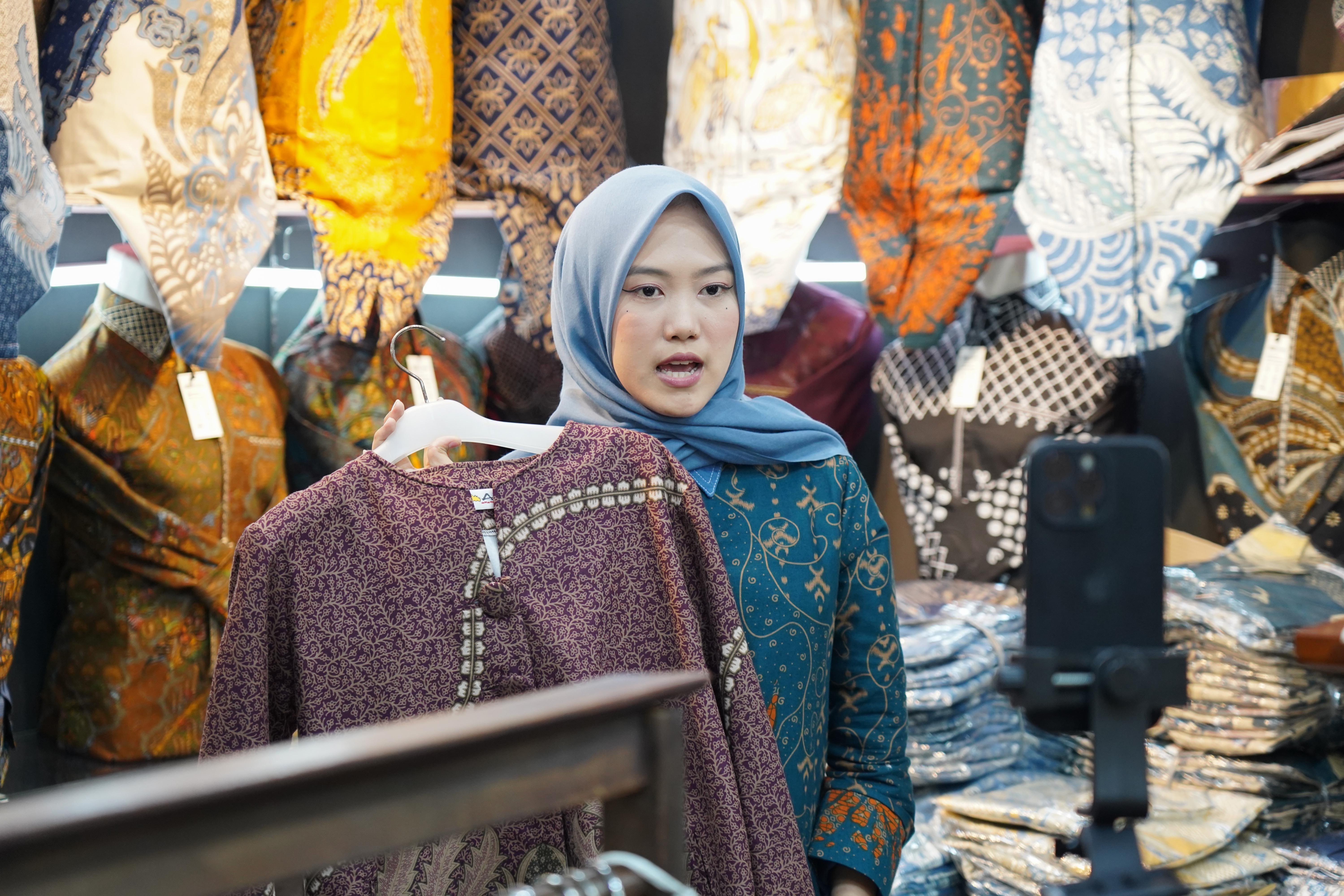 Karyawan memasarkan produk melalui siaran langsung platform e-commerce di Jakarta, Senin (29/6/2026). Pemerintah melakukan pengetatan terhadap tata kelola perdagangan digital melalui kebijakan yang mewajibkan pedagang yang berjualan di marketplace memiliki Nomor Induk Berusaha (NIB) sebagai bentuk legalitas usaha.