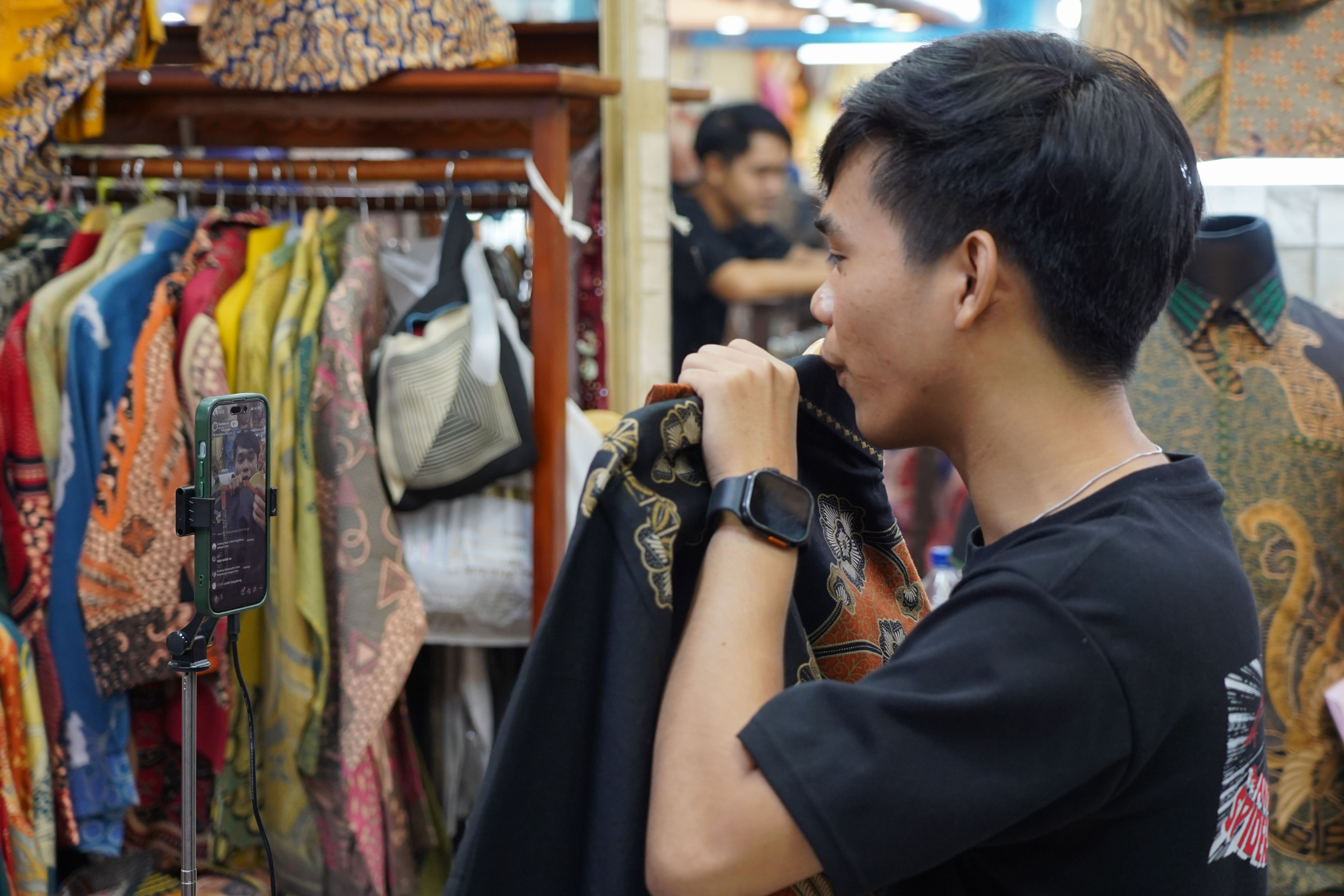 Karyawan memasarkan produk melalui siaran langsung platform e-commerce di Jakarta, Senin (29/6/2026). Pemerintah melakukan pengetatan terhadap tata kelola perdagangan digital melalui kebijakan yang mewajibkan pedagang yang berjualan di marketplace memiliki Nomor Induk Berusaha (NIB) sebagai bentuk legalitas usaha.