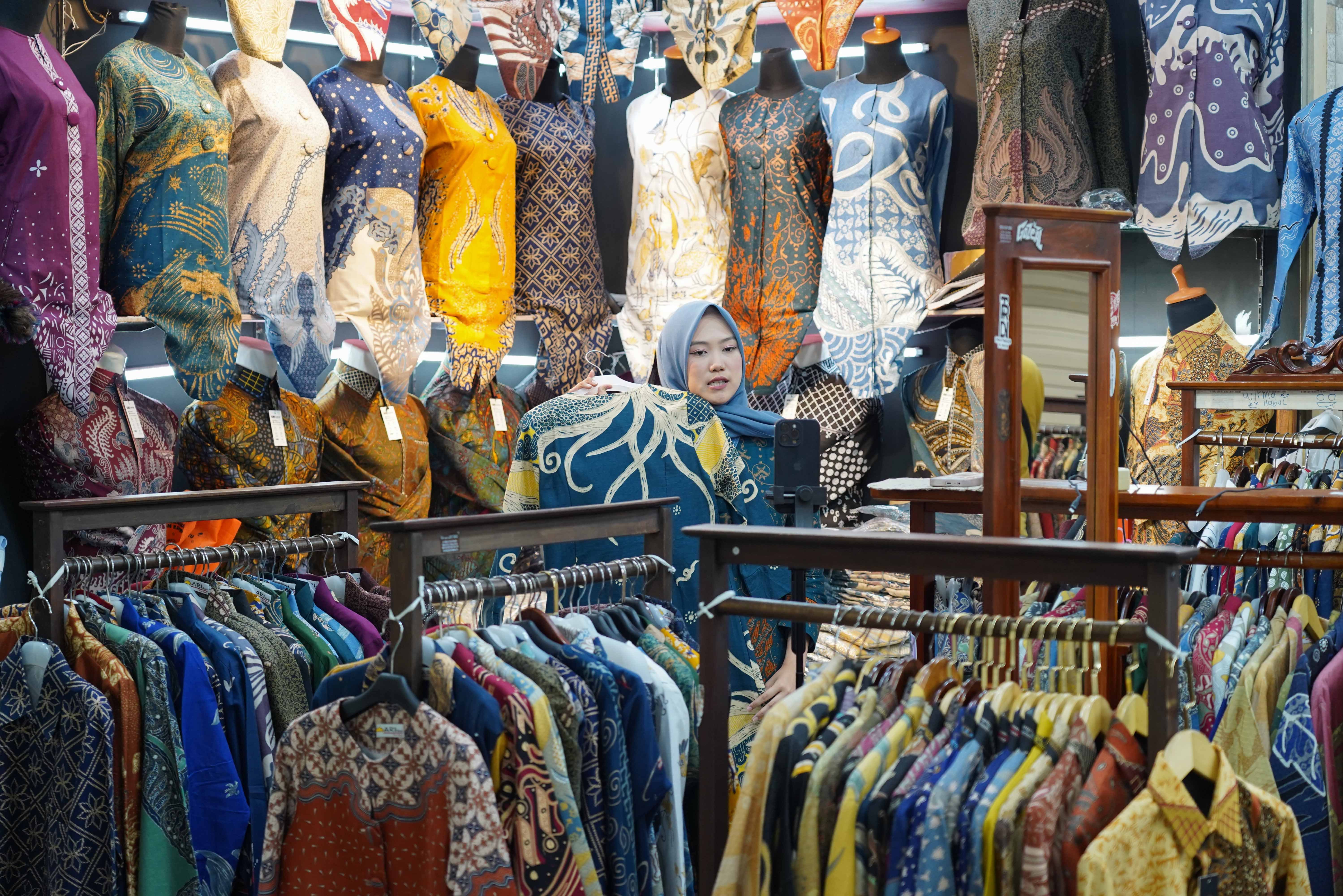 Karyawan memasarkan produk melalui siaran langsung platform e-commerce di Jakarta, Senin (29/6/2026). Pemerintah melakukan pengetatan terhadap tata kelola perdagangan digital melalui kebijakan yang mewajibkan pedagang yang berjualan di marketplace memiliki Nomor Induk Berusaha (NIB) sebagai bentuk legalitas usaha.
