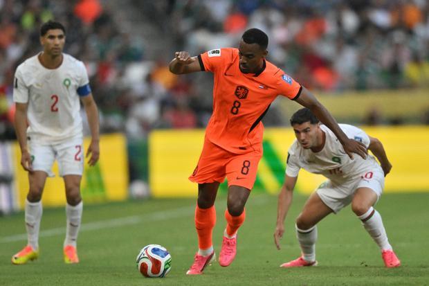 Pesepak bola Timnas Belanda Ryan Gravenberch (tengah) dibayangi pesepak bola Timnas Maroko Brahim Diaz (kanan) dalam pertandingan babak 32 besar Piala Dunia 2026 di Stadion Monterrey, Guadalupe, Meksiko, Senin (29/6/2026) waktu setempat.