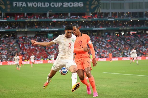 Pesepak bola Timnas Maroko Achraf Hakimi (kiri) berebut bola dengan pesepak bola Timnas Belanda Virgil Van Dick dalam pertandingan babak 32 besar Piala Dunia 2026 di Stadion Monterrey, Guadalupe, Meksiko, Senin (29/6/2026) waktu setempat.