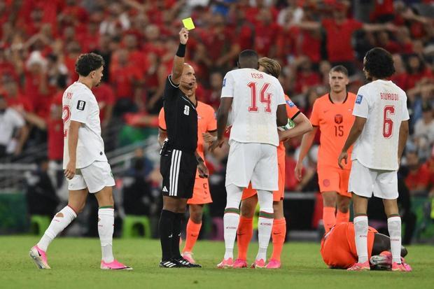Wasit Wilton Sampaio (kedua kiri) memberikan kartu kuning kepada pesepak bola Timnas Maroko Issa Diop (tengah) setelah melanggar pesepak bola Timnas Belanda dalam pertandingan babak 32 besar Piala Dunia 2026 di Stadion Monterrey, Guadalupe, Meksiko, Senin (29/6/2026) waktu setempat.