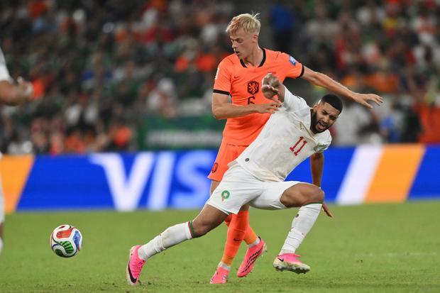 Pesepak bola Timnas Maroko Ismael Saibari (depan) berebut bola dengan pesepak bola Timnas Belanda Jan Paul Van Hecke dalam pertandingan babak 32 besar Piala Dunia 2026 di Stadion Monterrey, Guadalupe, Meksiko, Senin (29/6/2026) waktu setempat.