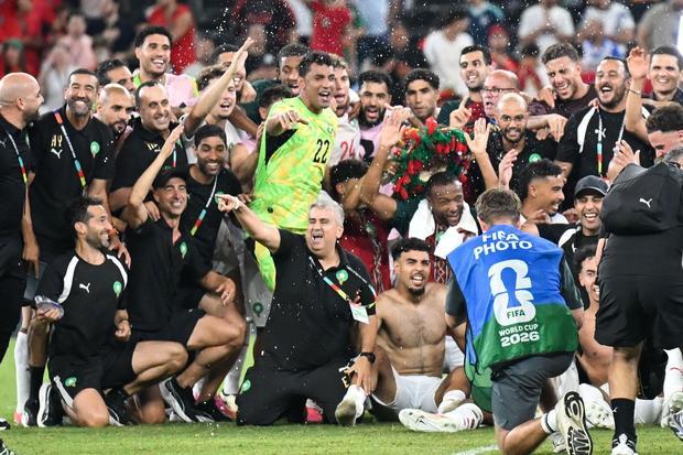 Sejumlah pesepak bola dan ofisial Timnas Maroko berselebrasi usai mengalahkan Timnas Belanda pada pertandingan babak 32 besar Piala Dunia 2026 di Stadion Monterrey, Guadalupe, Meksiko, Senin (29/6/2026) waktu setempat. Maroko menang dalam adu penalti 3-2 setelah laga berakhir imbang 1-1 sehingga lolos ke babak 16 besar.