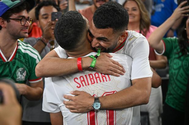 Pesepak bola Timnas Maroko Ismael Saibari (kiri) berpelukan dengan saudaranya usai mengalahkan Timnas Belanda pada pertandingan babak 32 besar Piala Dunia 2026 di Stadion Monterrey, Guadalupe, Meksiko, Senin (29/6/2026) waktu setempat. Maroko menang dalam adu penalti 3-2 setelah laga berakhir imbang 1-1 sehingga lolos ke babak 16 besar.
