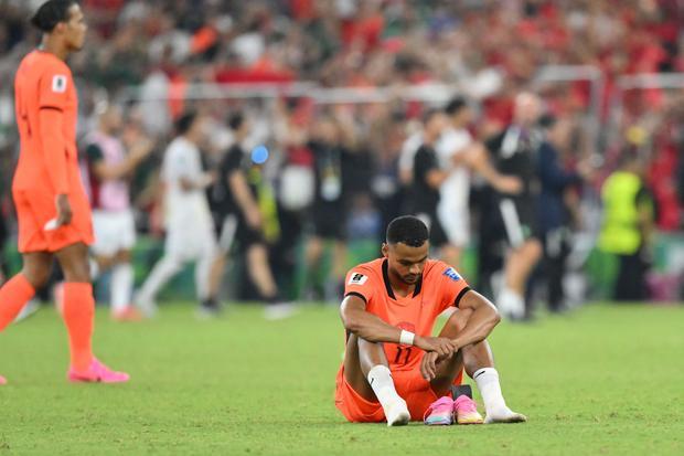 Pesepak bola Timnas Belanda Cody Gakpo (kanan) tertunduk usai kalah dari Timnas Maroko pada pertandingan babak 32 besar Piala Dunia 2026 di Stadion Monterrey, Guadalupe, Meksiko, Senin (29/6/2026) waktu setempat. Maroko menang dalam adu penalti 3-2 setelah laga berakhir imbang 1-1 sehingga lolos ke babak 16 besar.