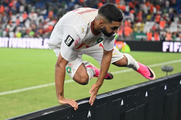 Pesepak bola Timnas Maroko Ismael Saibari melompati papan reklame digital untuk menuju tribun penonton usai mengalahkan Timnas Belanda pada pertandingan babak 32 besar Piala Dunia 2026 di Stadion Monterrey, Guadalupe, Meksiko, Senin (29/6/2026) waktu setempat. Maroko menang dalam adu penalti 3-2 setelah laga berakhir imbang 1-1 sehingga lolos ke babak 16 besar.