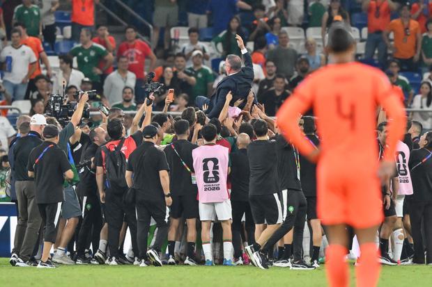 Sejumlah pemain dan ofisial Timnas Maroko mengangkat salah satu anggota ofisial usai mengalahkan Timnas Belanda dalam pertandingan babak 32 besar Piala Dunia 2026 di Stadion Monterrey, Guadalupe, Meksiko, Senin (29/6/2026) waktu setempat. Maroko menang dalam adu penalti 3-2 setelah laga berakhir imbang 1-1 sehingga lolos ke babak 16 besar.